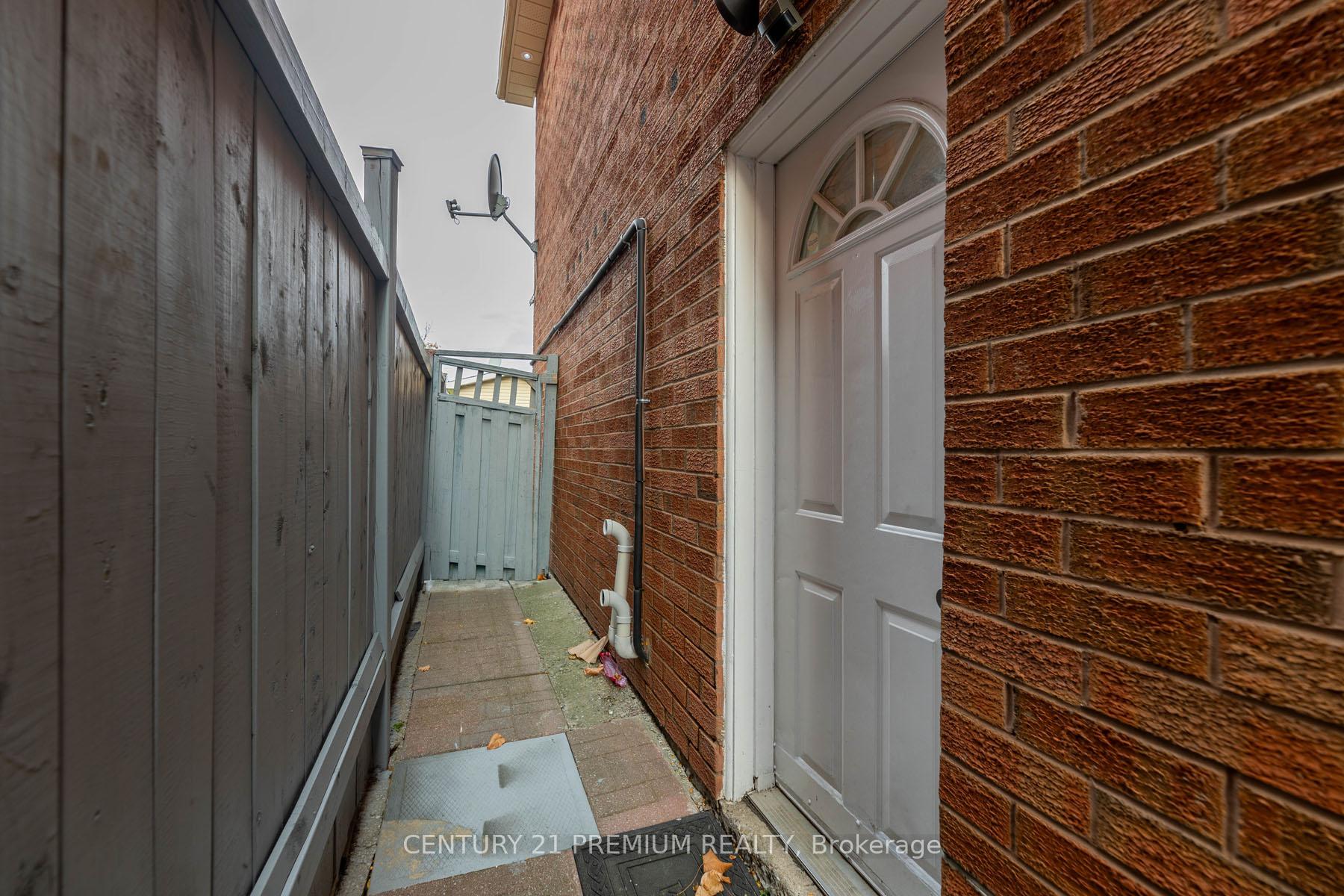Photo 7 of 46 Kingknoll Drive, Brampton, Fletcher's Creek South — HOMEH