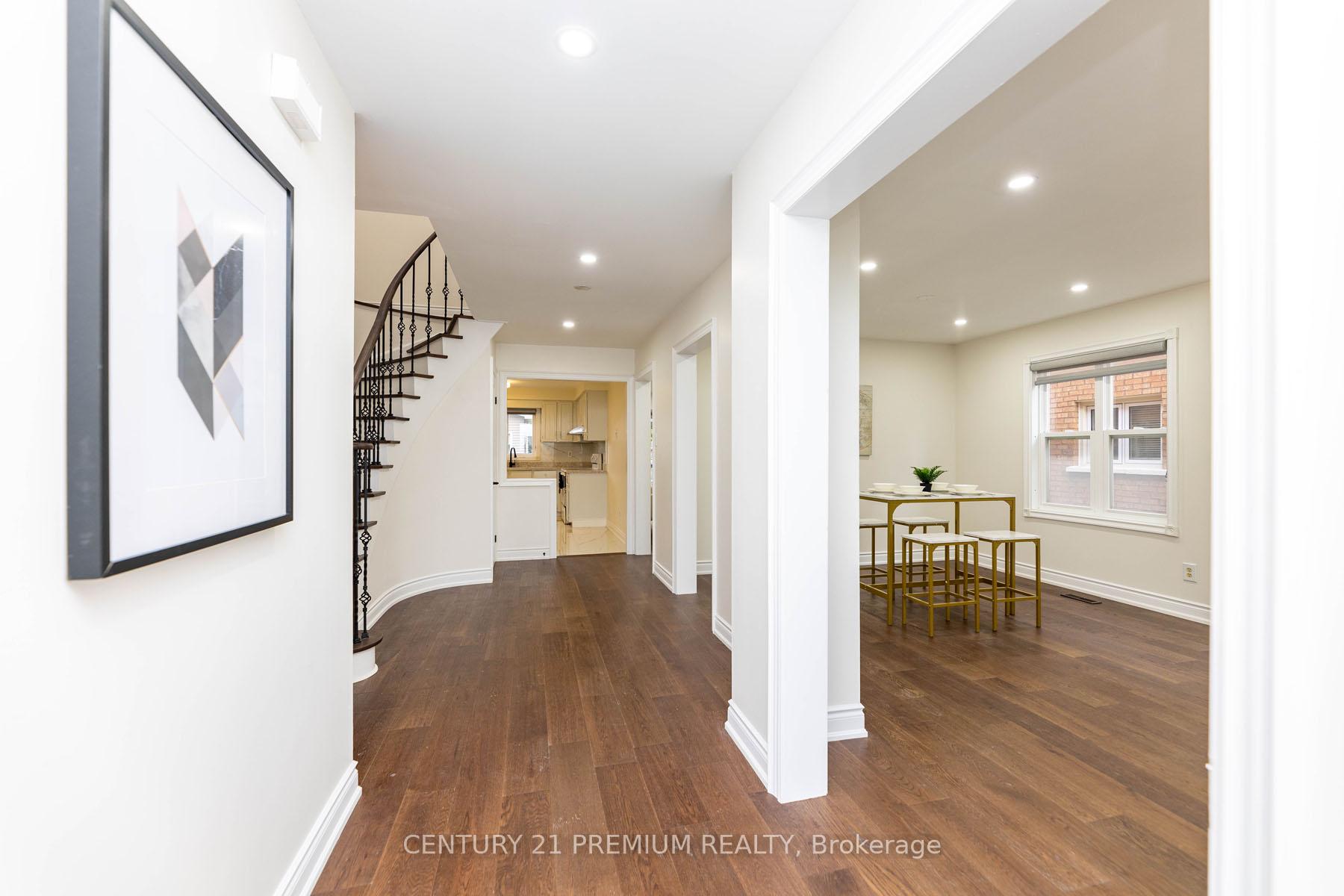 Photo 5 of 46 Kingknoll Drive, Brampton, Fletcher's Creek South — HOMEH