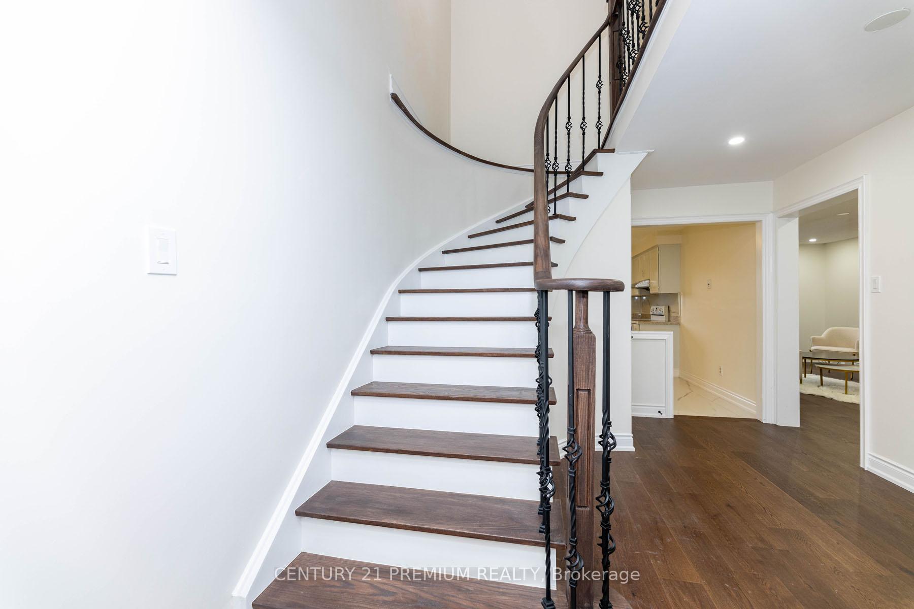 Photo 12 of 46 Kingknoll Drive, Brampton, Fletcher's Creek South — HOMEH