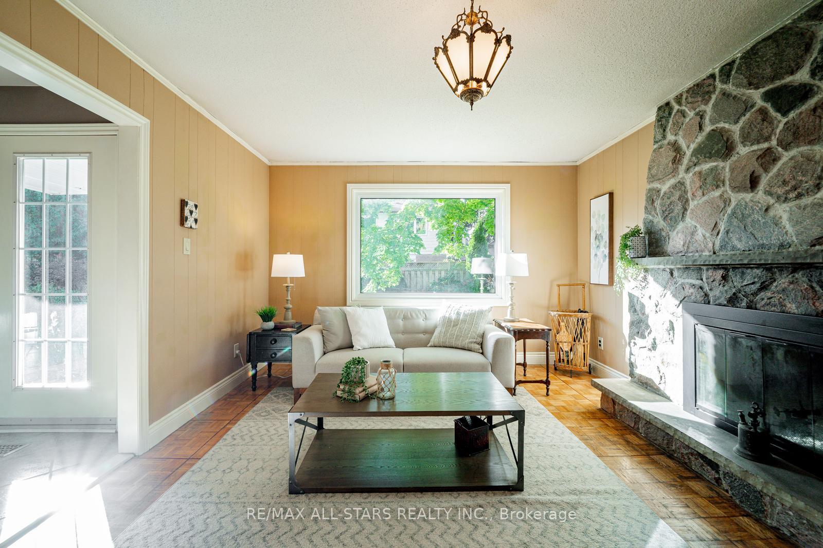 Photo 4 of 43 John Dexter Place, Markham, Sherwood-Amberglen — HOMEH
