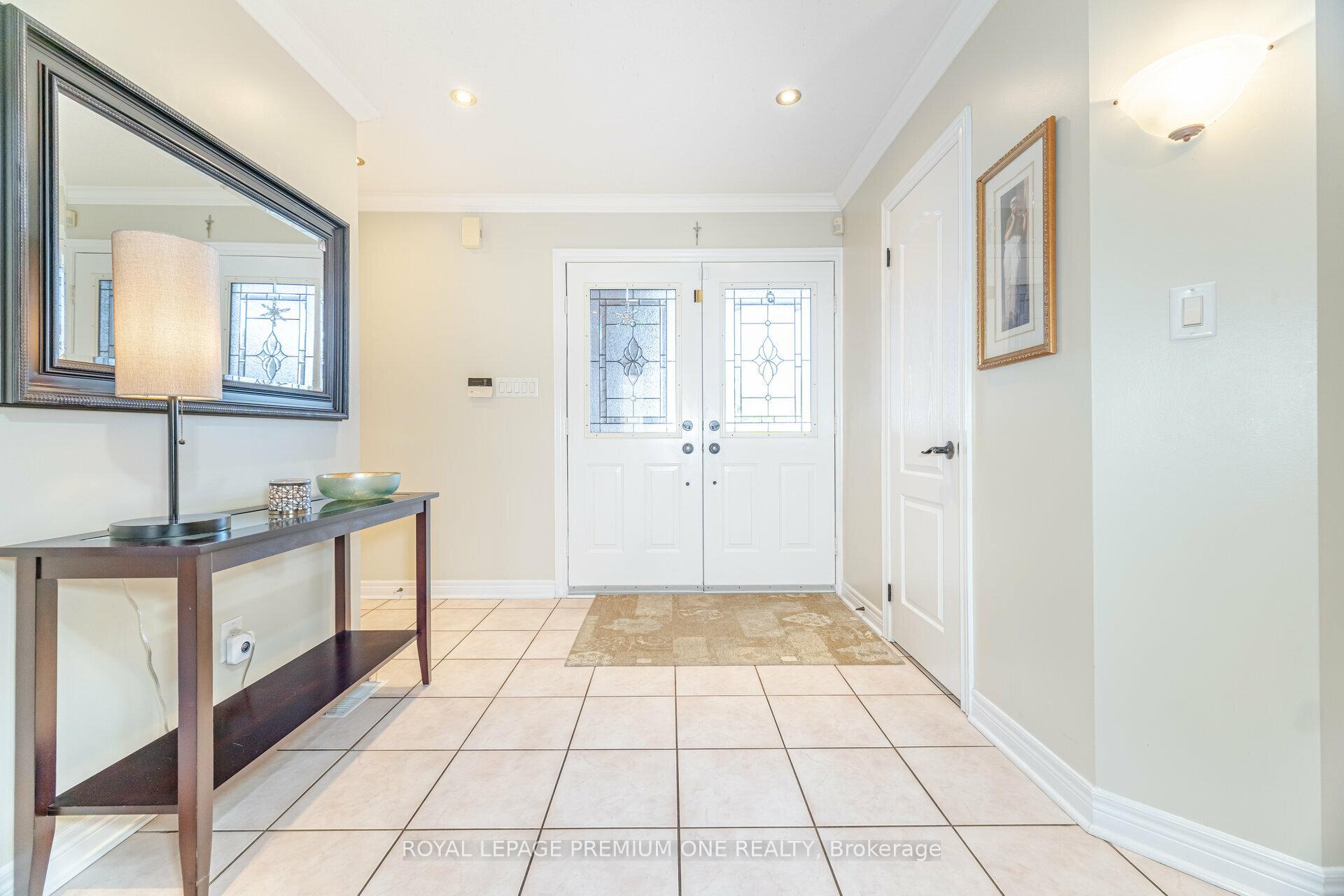 Photo 3 of 146 Colombo Crescent, Vaughan, Maple — HOMEH