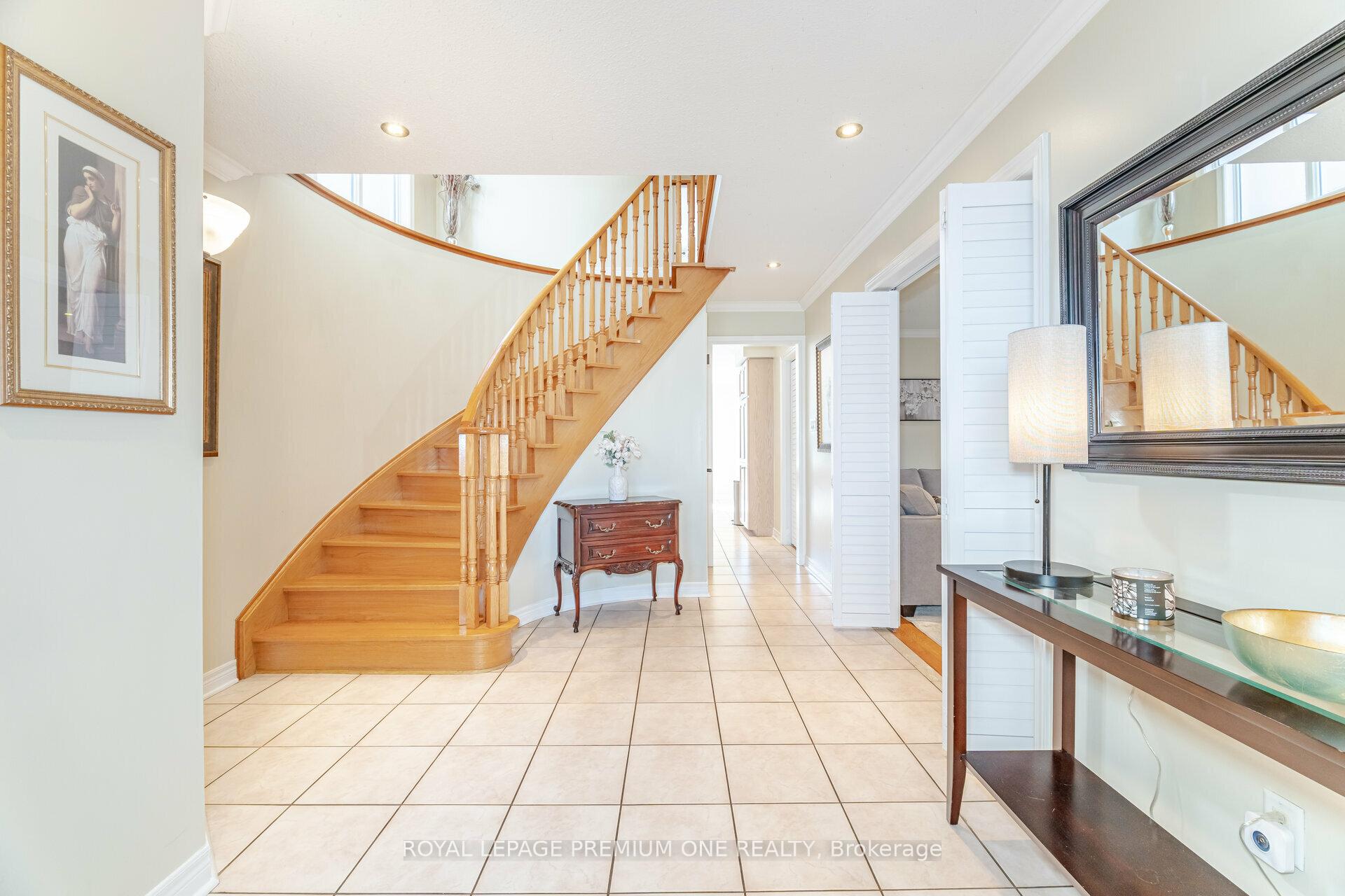 Photo 16 of 146 Colombo Crescent, Vaughan, Maple — HOMEH