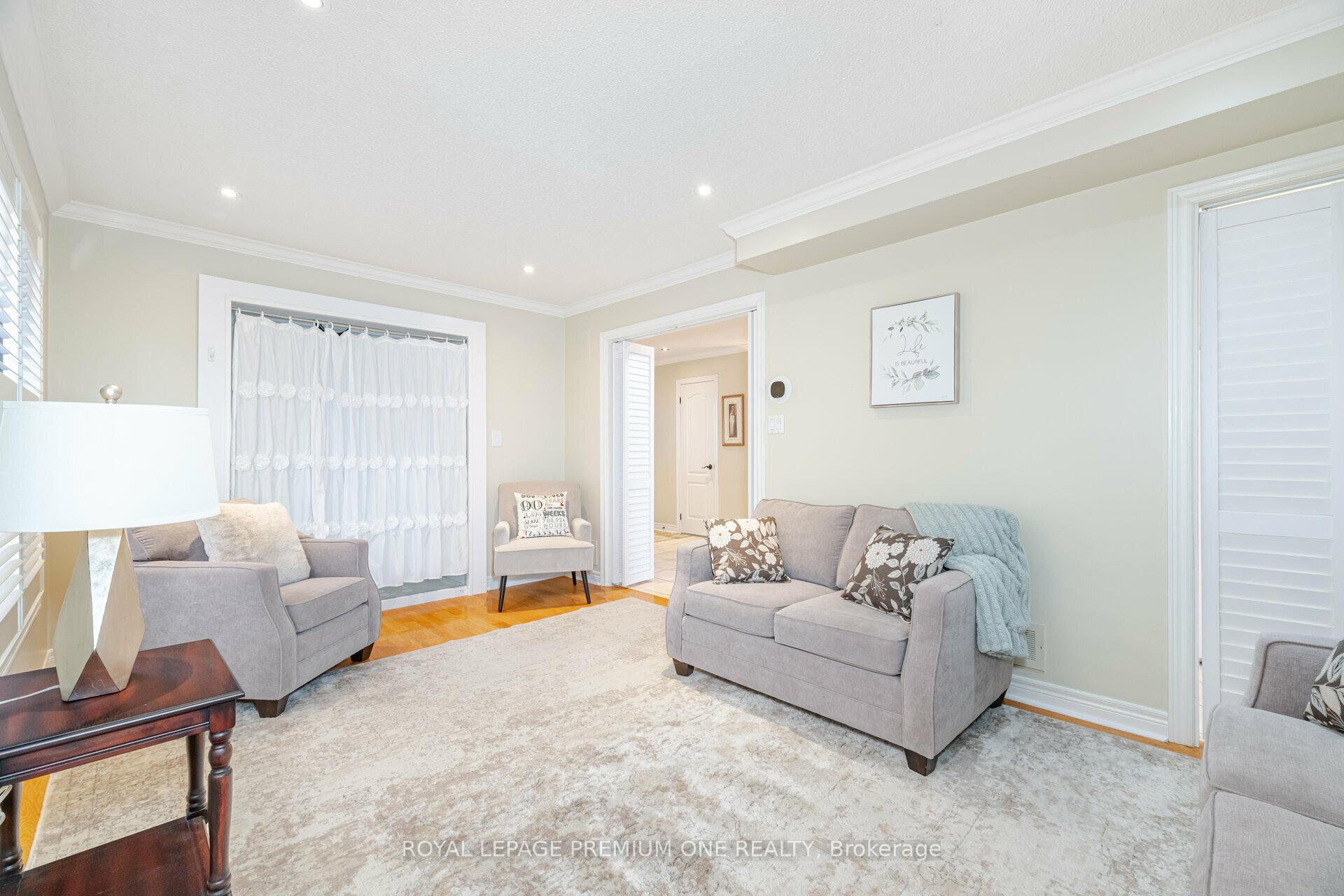 Photo 2 of 146 Colombo Crescent, Vaughan, Maple — HOMEH