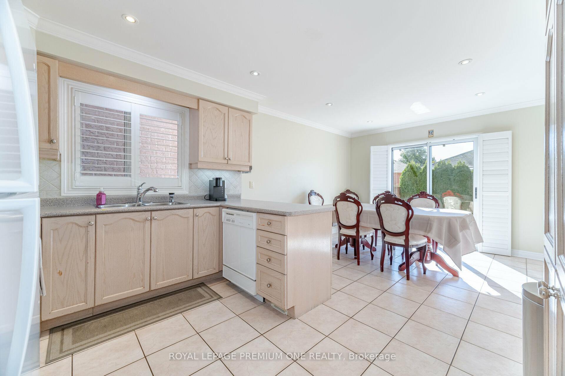 Photo 9 of 146 Colombo Crescent, Vaughan, Maple — HOMEH