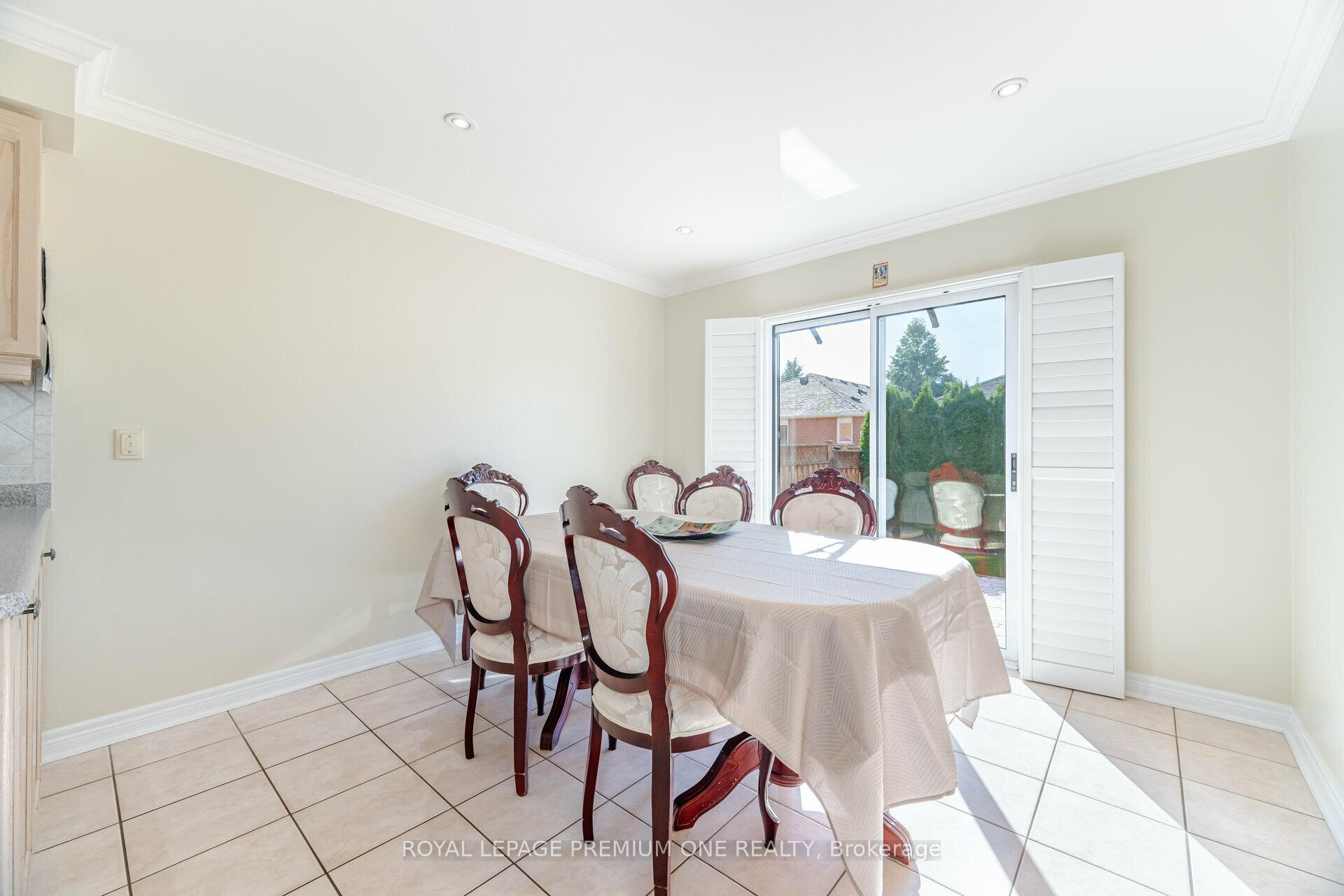 Photo 14 of 146 Colombo Crescent, Vaughan, Maple — HOMEH