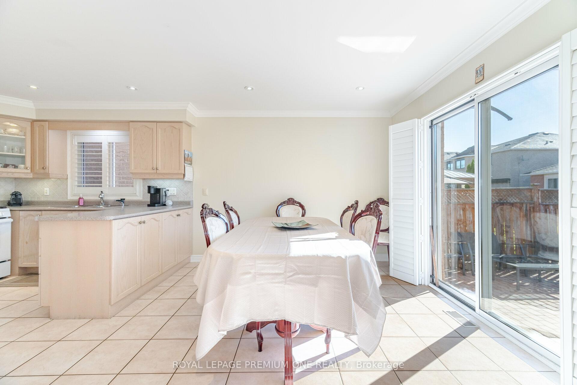 Photo 15 of 146 Colombo Crescent, Vaughan, Maple — HOMEH