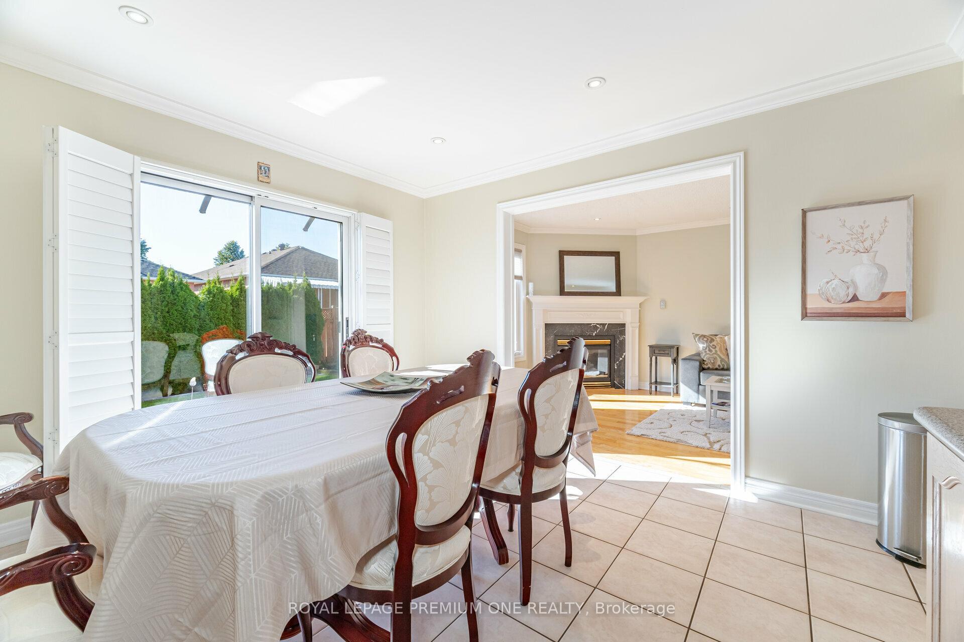 Photo 10 of 146 Colombo Crescent, Vaughan, Maple — HOMEH