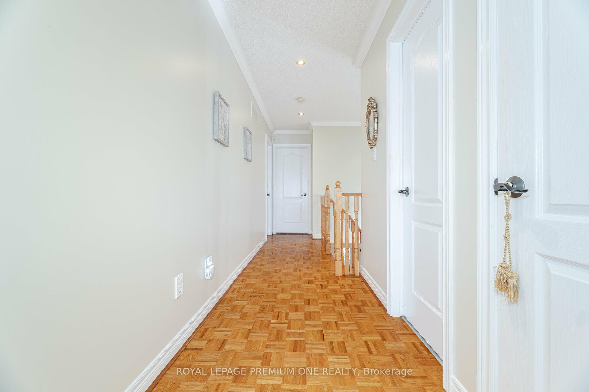 Photo 7 of 146 Colombo Crescent, Vaughan, Maple — HOMEH