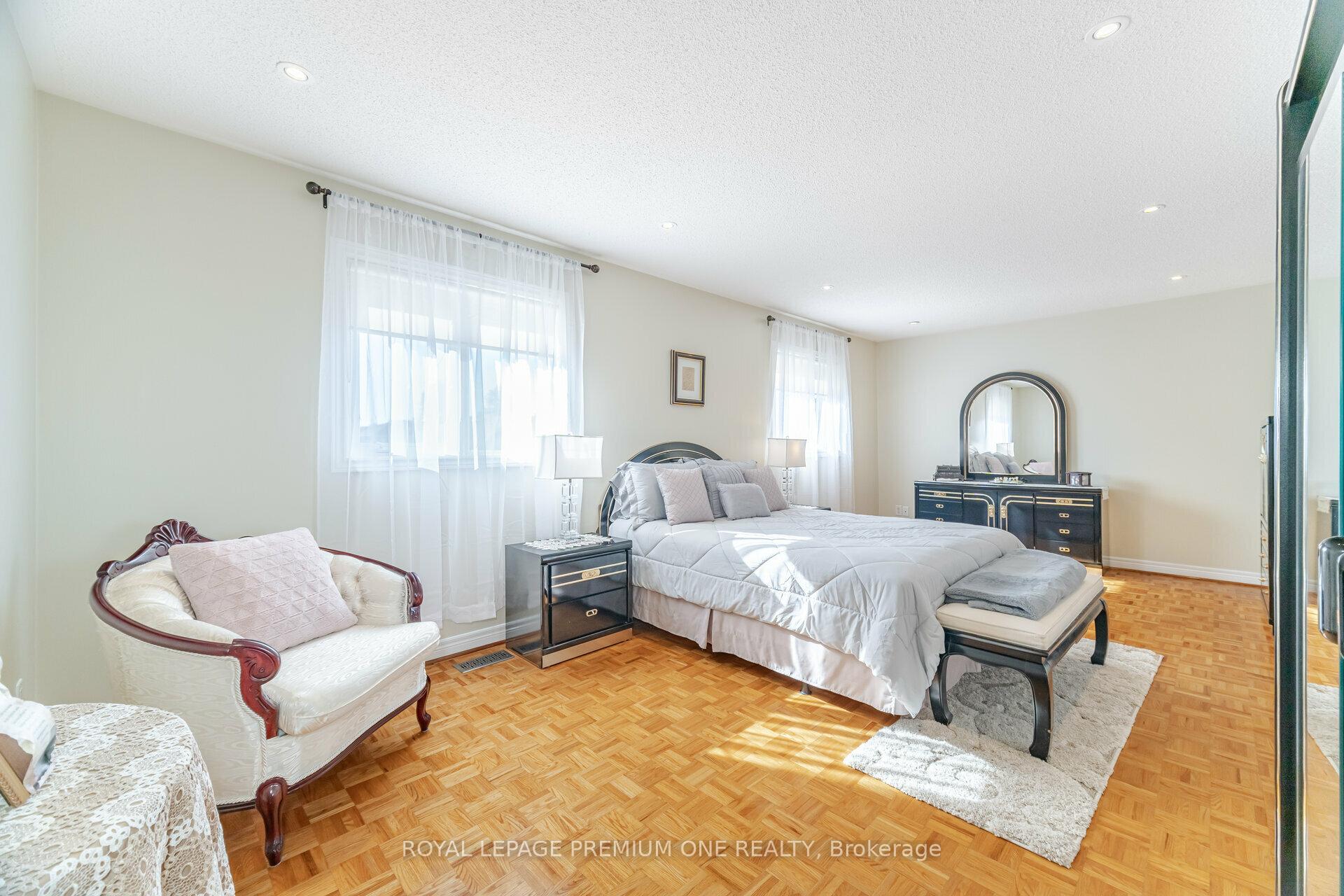 Photo 31 of 146 Colombo Crescent, Vaughan, Maple — HOMEH