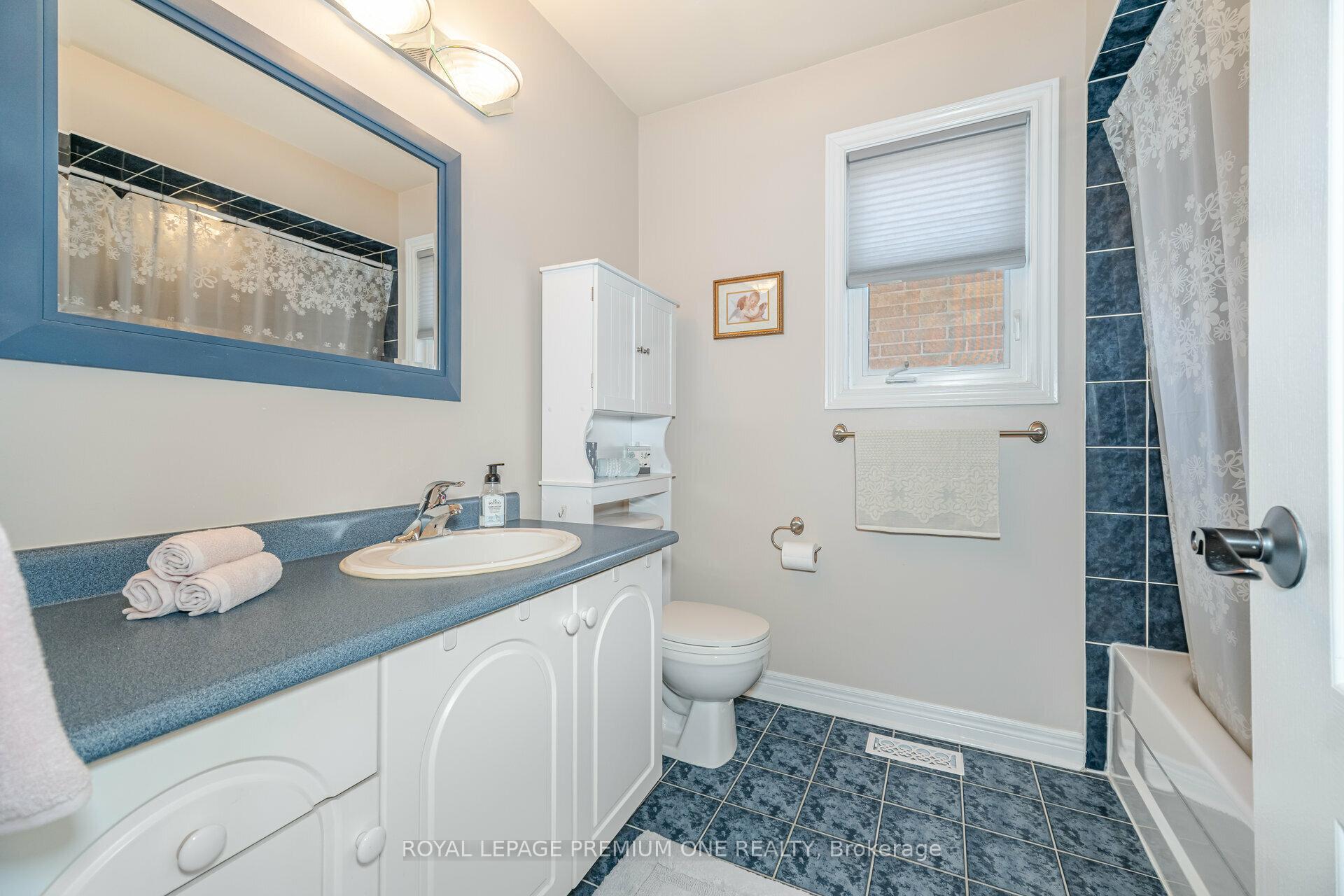 Photo 6 of 146 Colombo Crescent, Vaughan, Maple — HOMEH