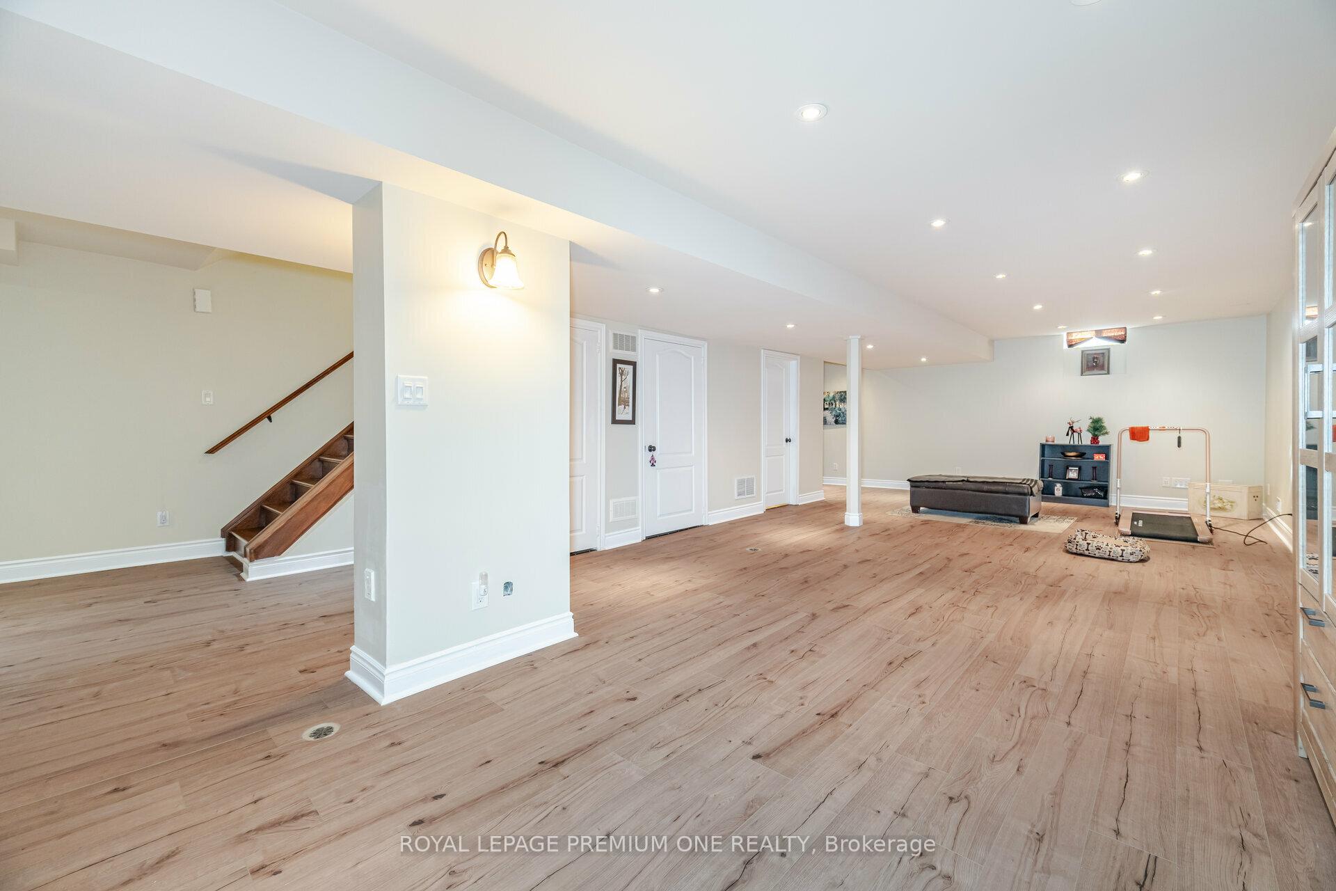 Photo 5 of 146 Colombo Crescent, Vaughan, Maple — HOMEH