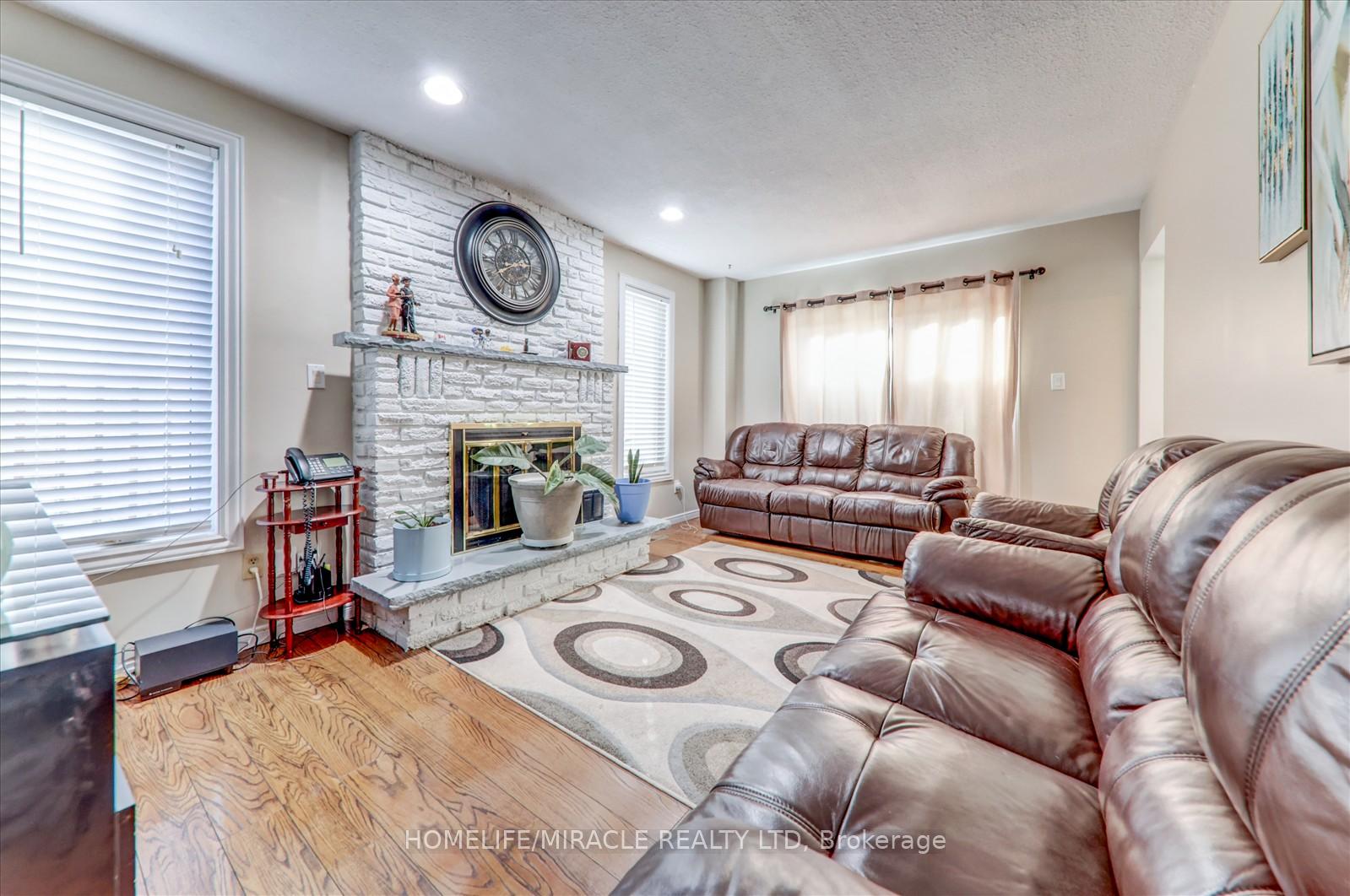 Photo 12 of 36 Citation Crescent, Whitby, Blue Grass Meadows — HOMEH