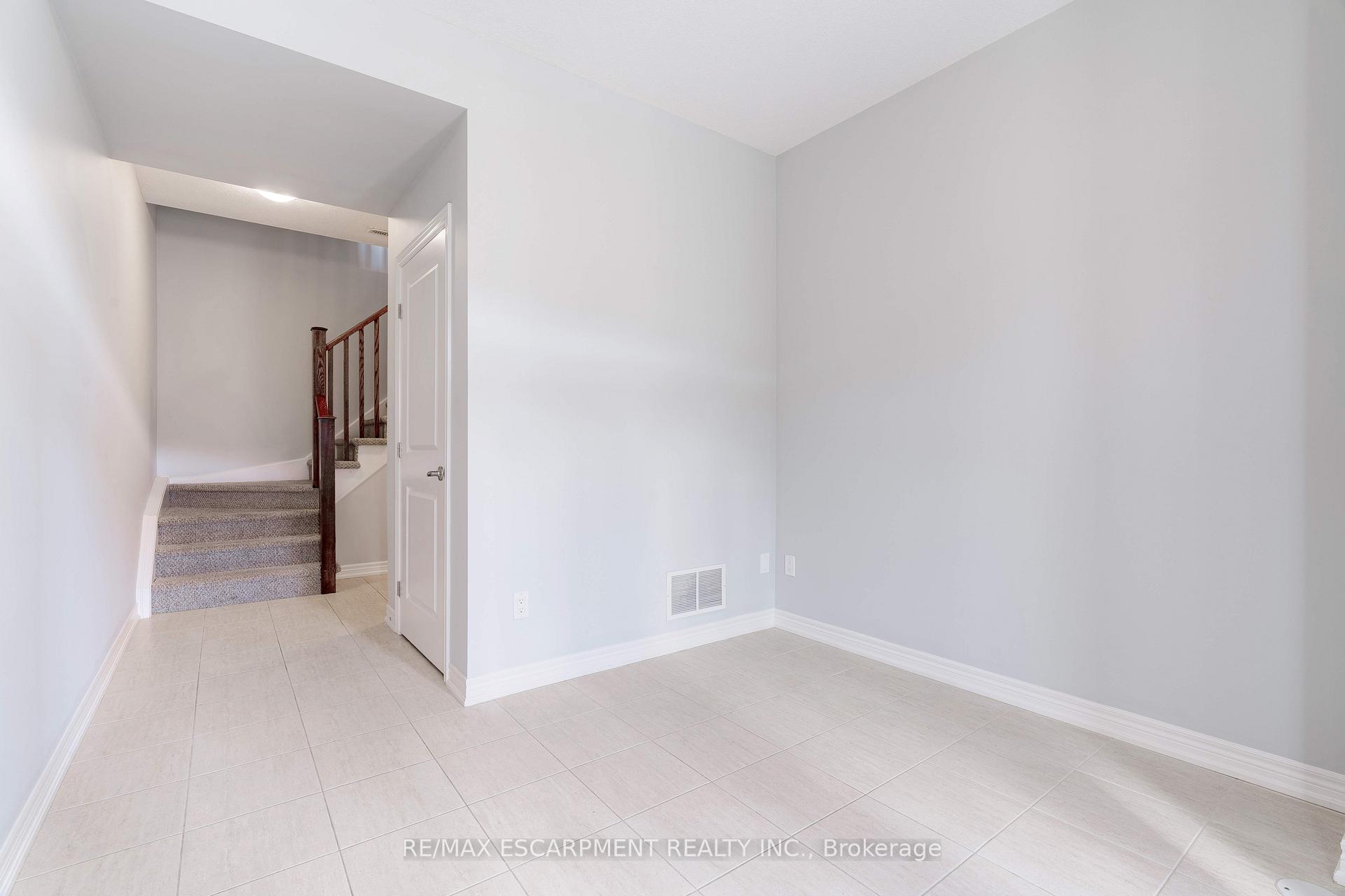 Photo 2 of 9 Lakewalk Drive, Hamilton, Stoney Creek — HOMEH
