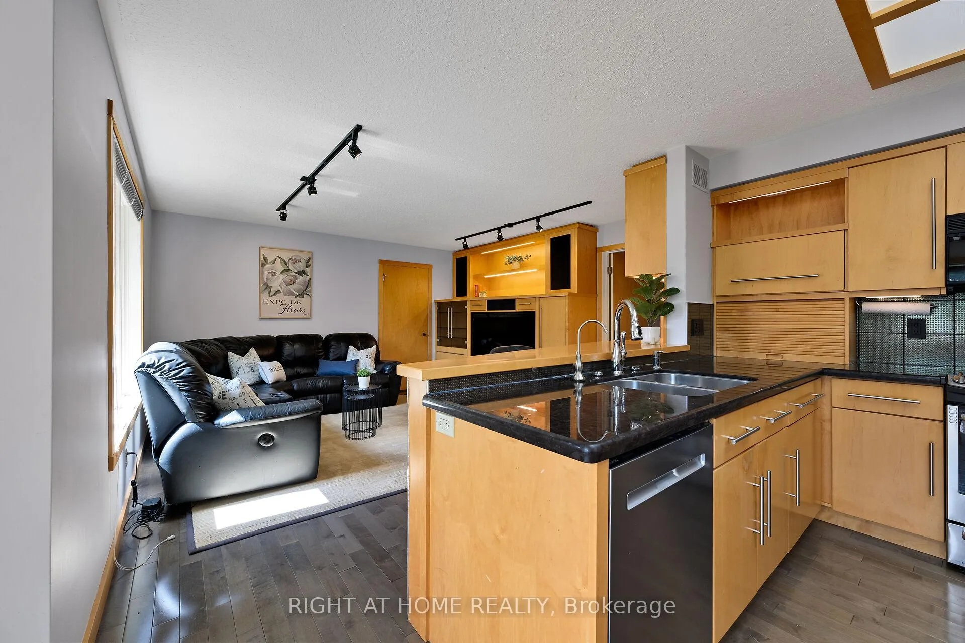 Photo 11 of 33 Walnut Drive, Guelph, General Hospital — HOMEH