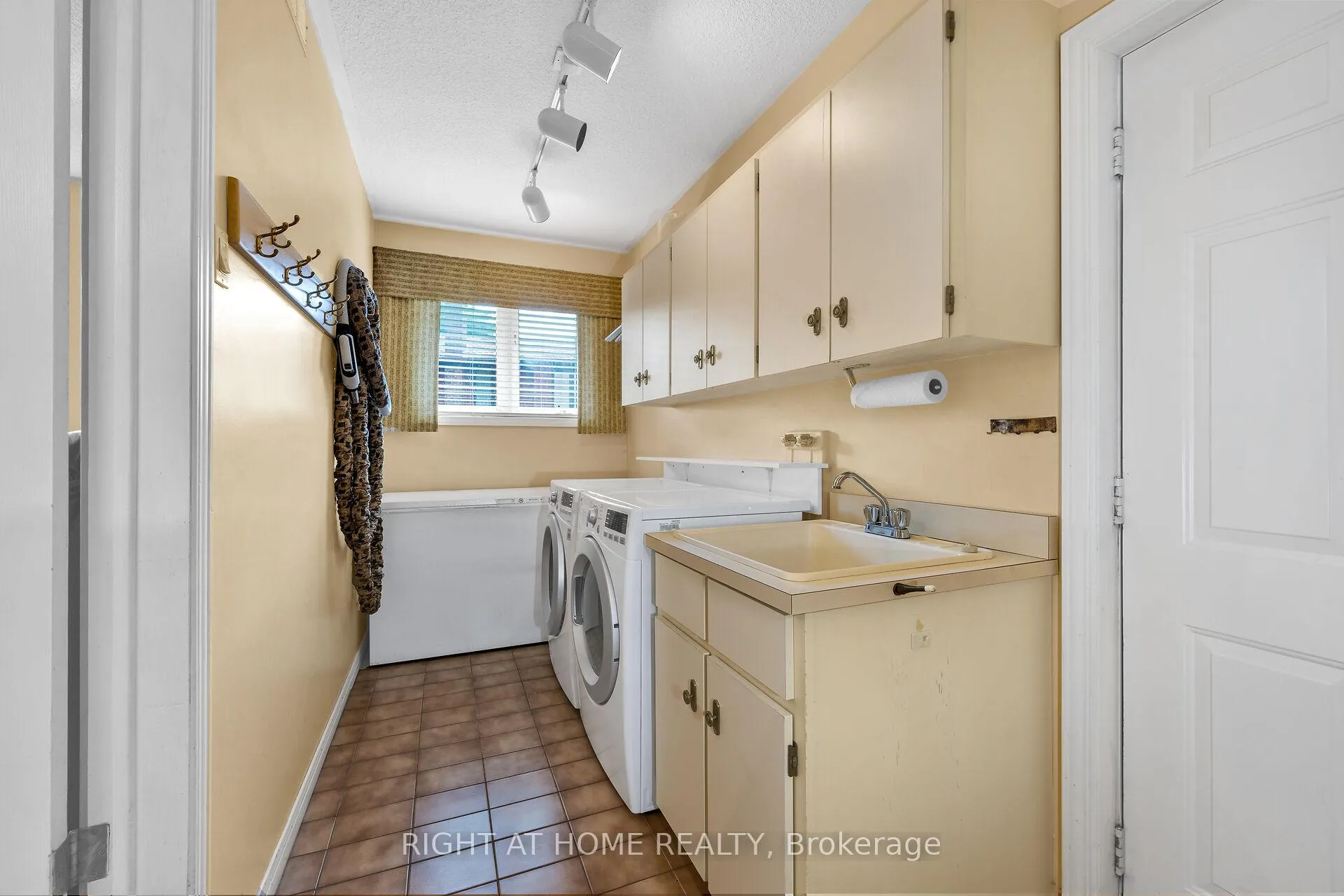 Photo 25 of 33 Walnut Drive, Guelph, General Hospital — HOMEH