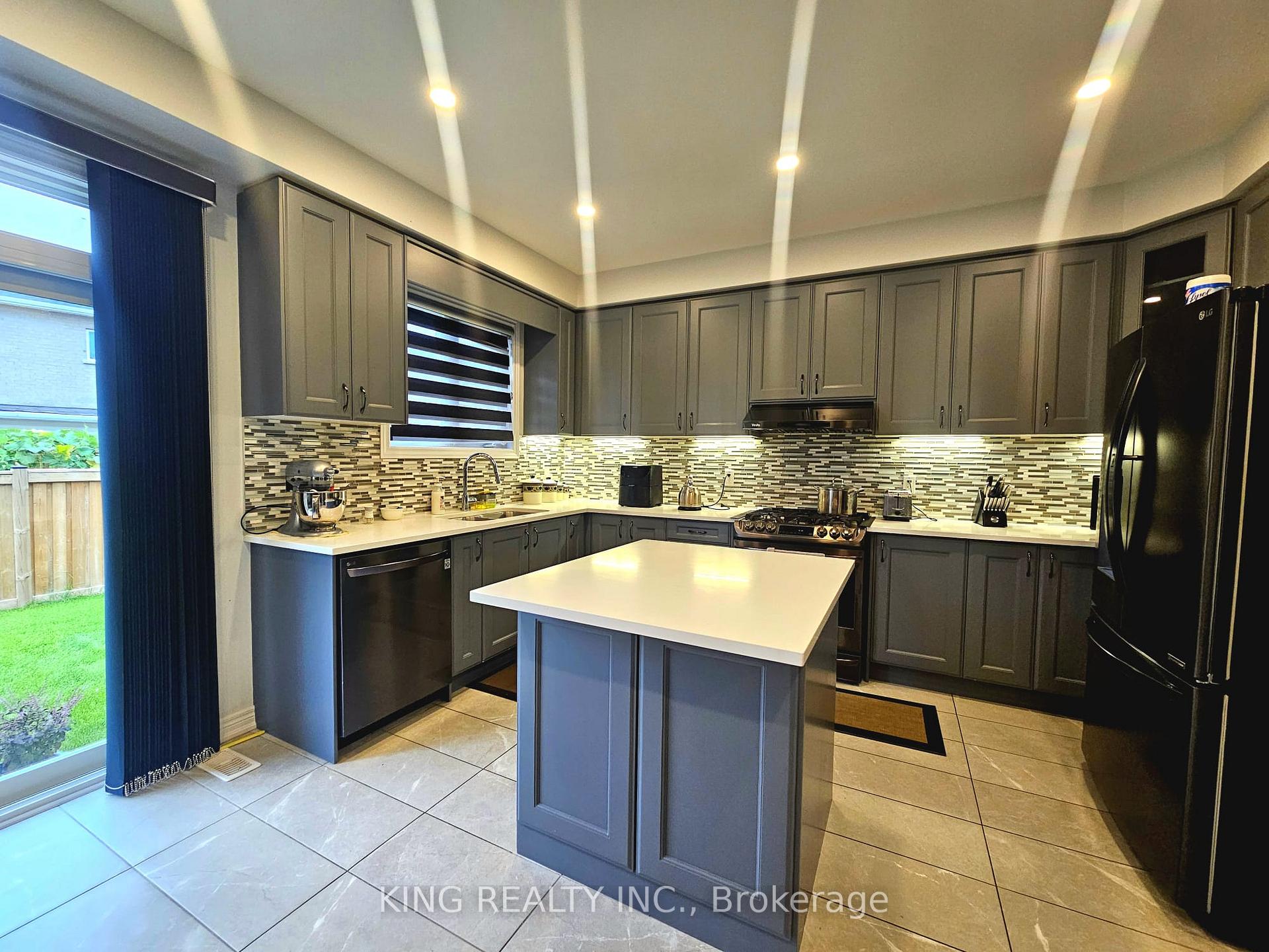 Photo 14 of 110 Folgate Crescent, Brampton, Sandringham-Wellington North — HOMEH