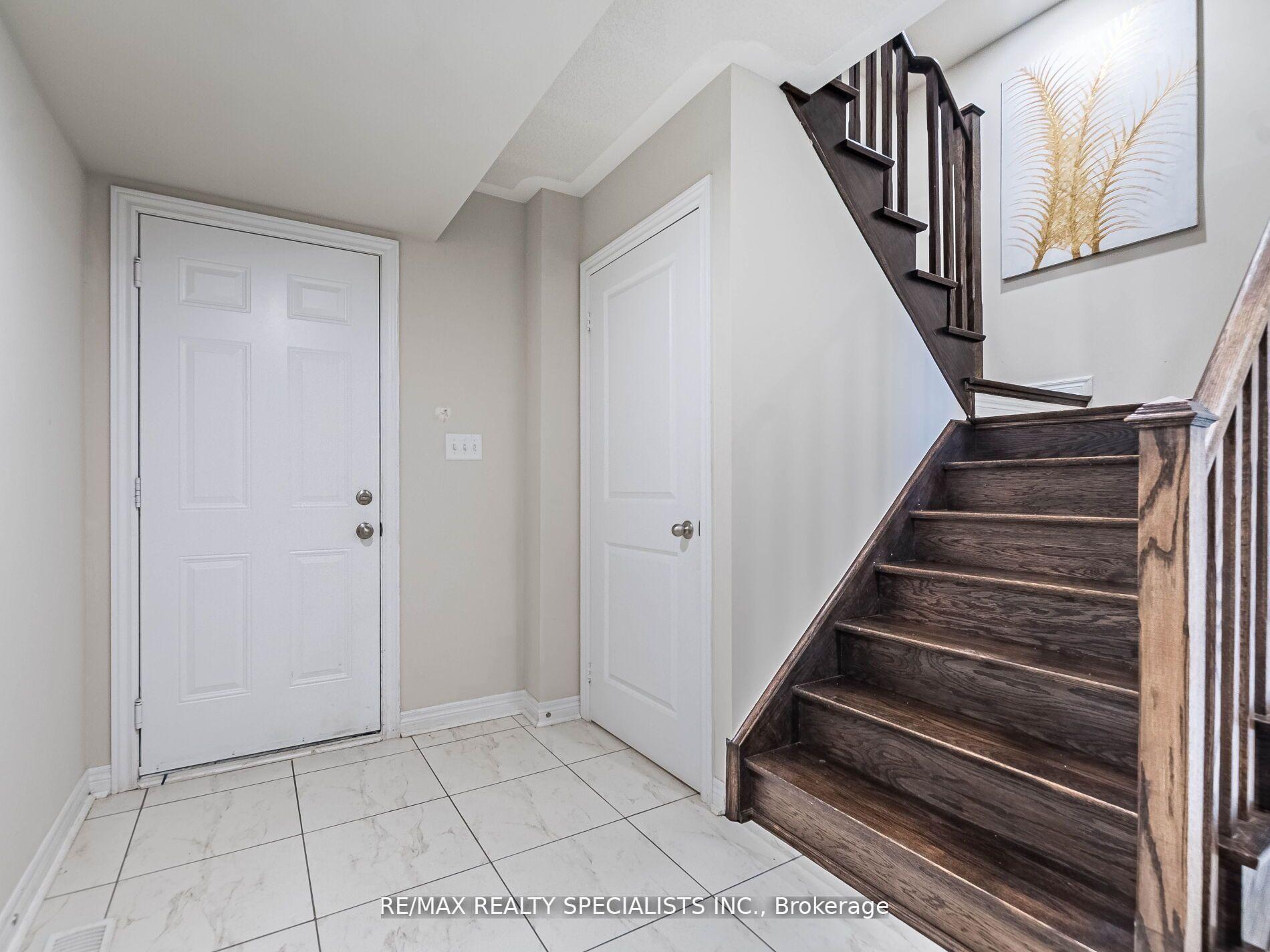 Photo 2 of 29 Finegan Circle, Brampton, Northwest Brampton — HOMEH