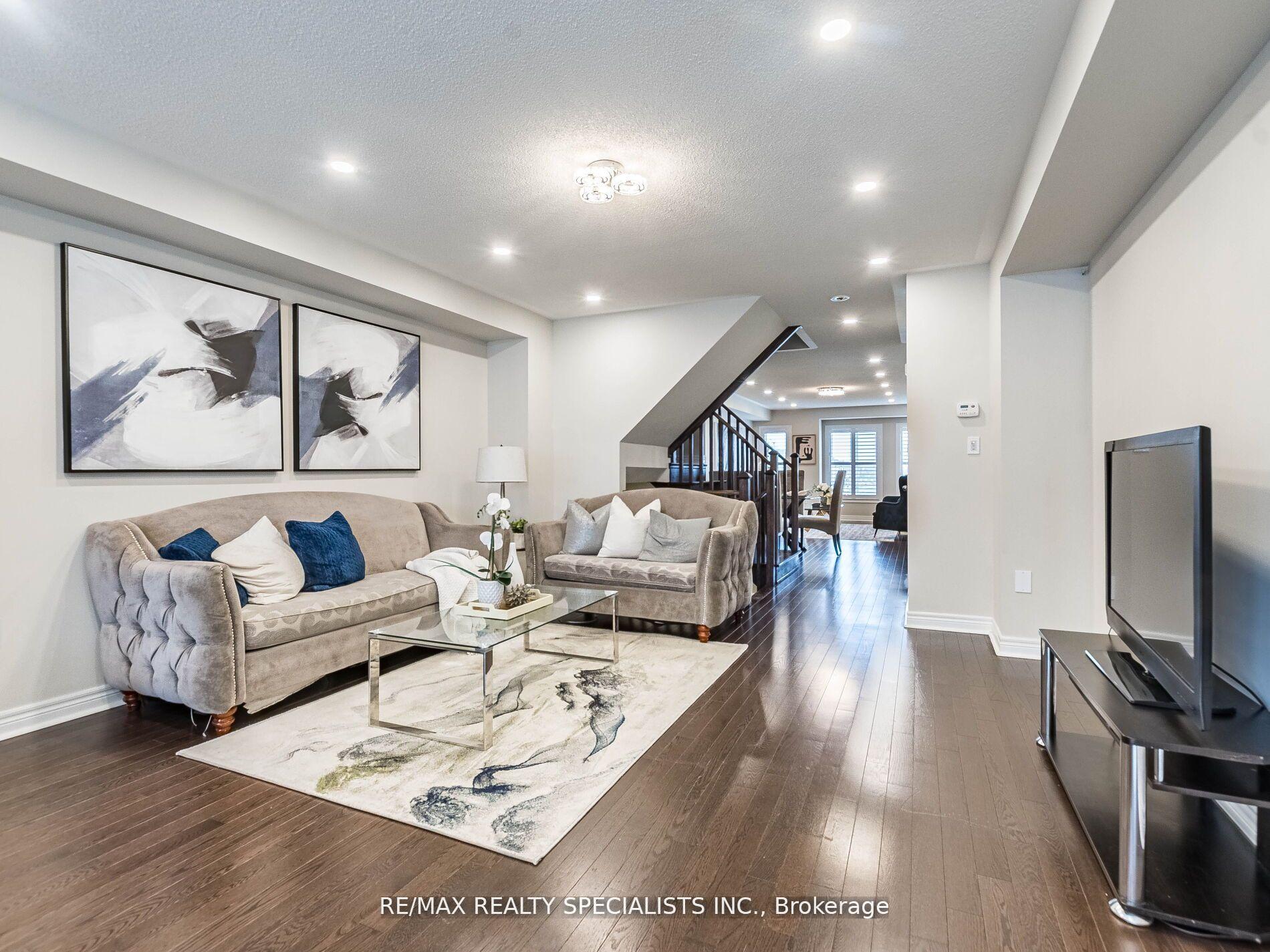 Photo 4 of 29 Finegan Circle, Brampton, Northwest Brampton — HOMEH