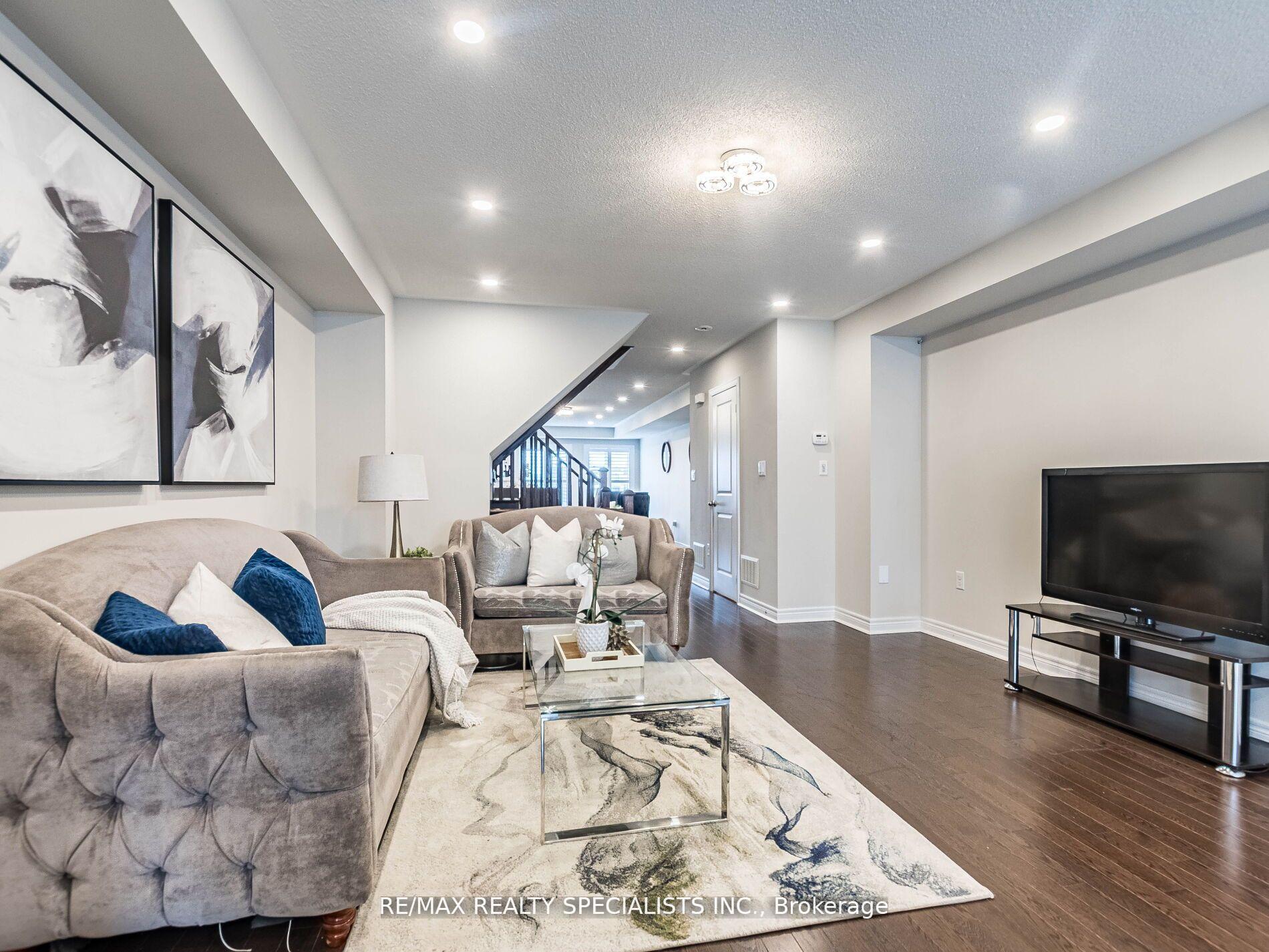 Photo 5 of 29 Finegan Circle, Brampton, Northwest Brampton — HOMEH