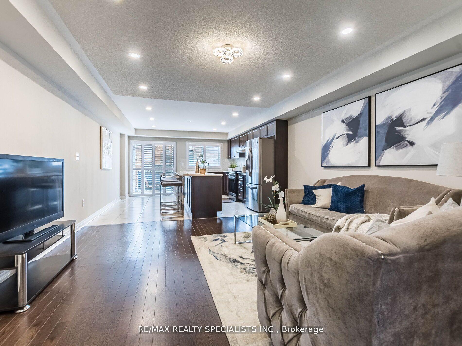 Photo 3 of 29 Finegan Circle, Brampton, Northwest Brampton — HOMEH