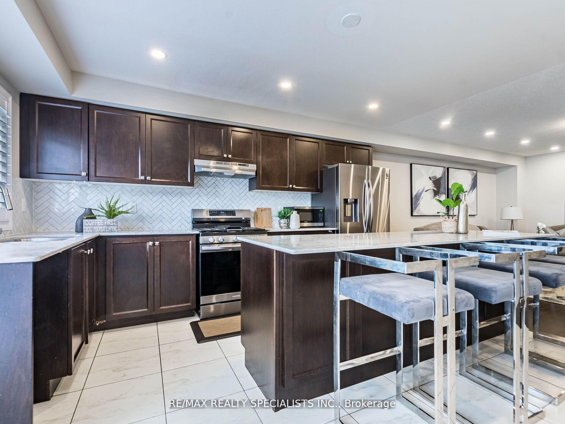 Photo 8 of 29 Finegan Circle, Brampton, Northwest Brampton — HOMEH