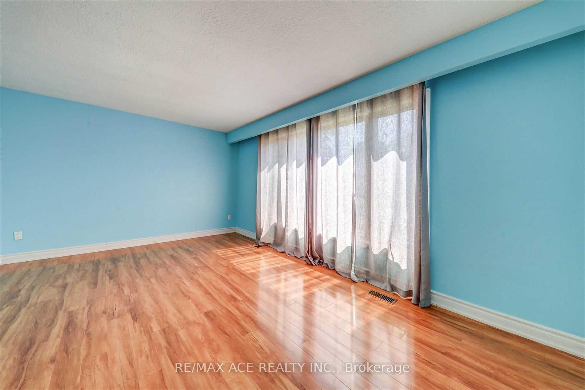 Photo 3 of 646 Gibb Street, Oshawa, Vanier — HOMEH