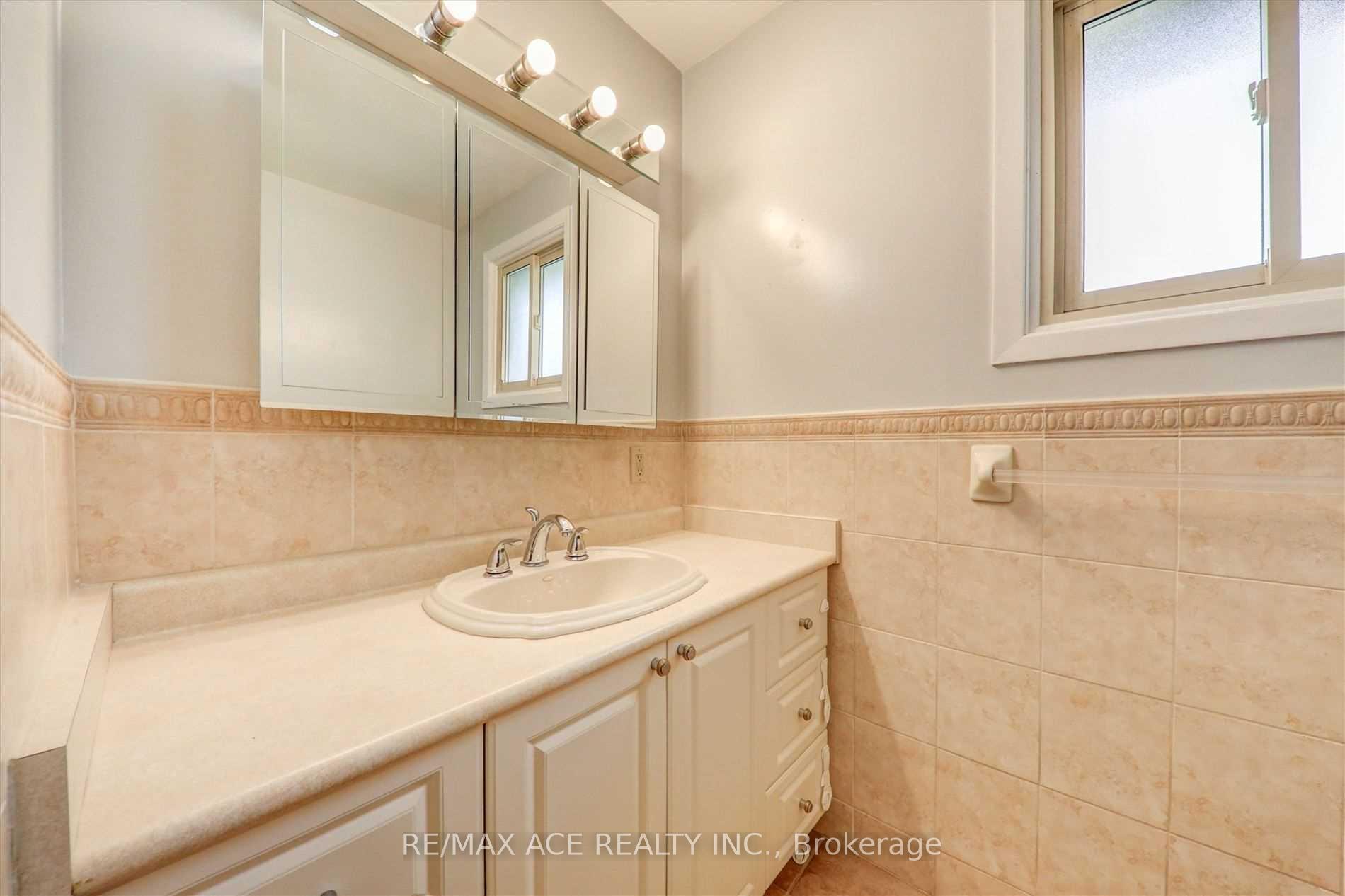 Photo 14 of 646 Gibb Street, Oshawa, Vanier — HOMEH