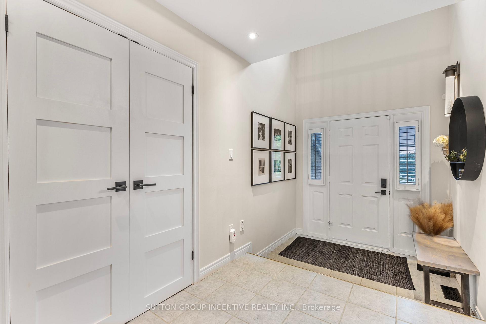 Photo 4 of 25 Silver Court, Hamilton, Waterdown — HOMEH