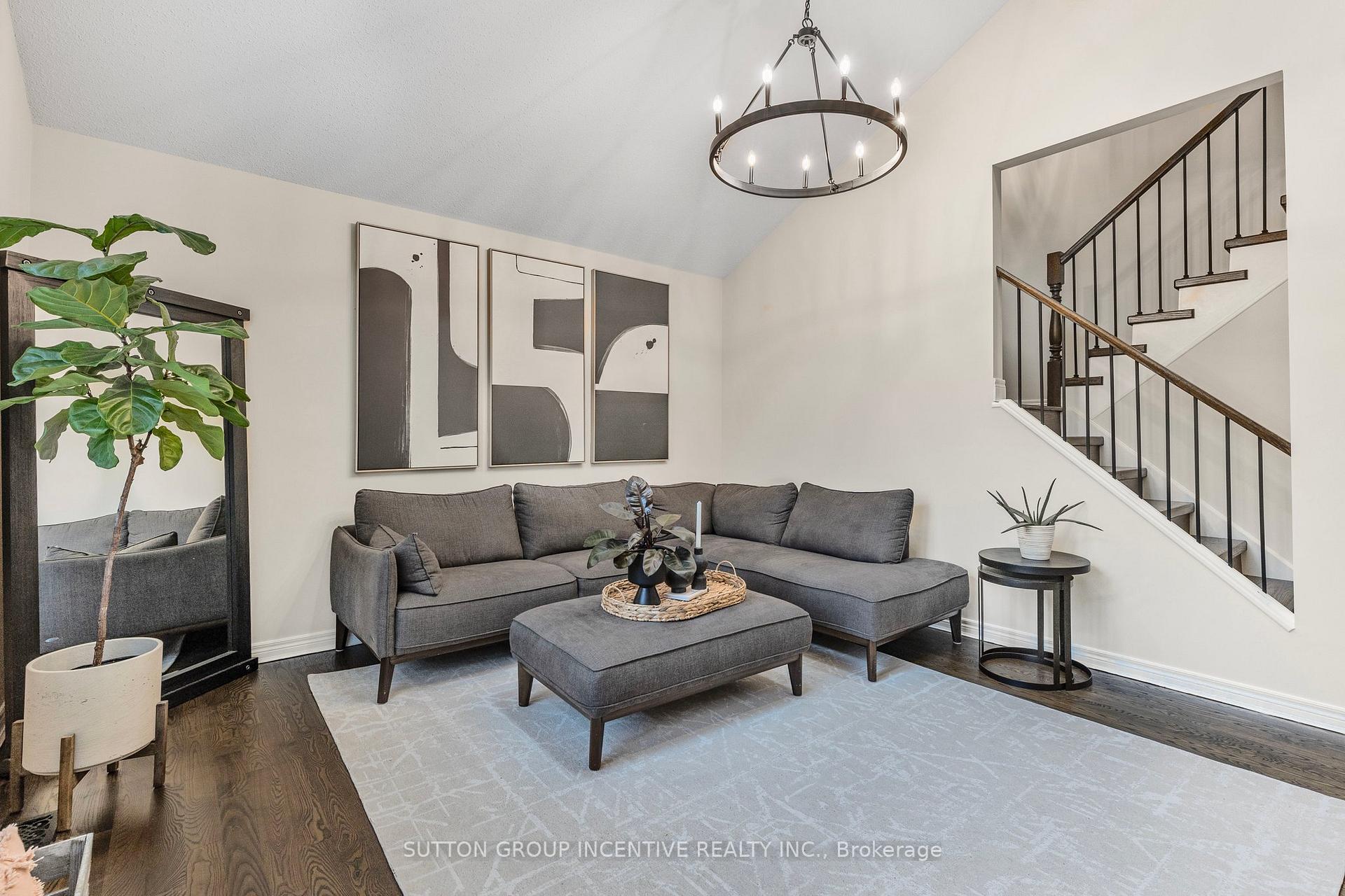 Photo 3 of 25 Silver Court, Hamilton, Waterdown — HOMEH