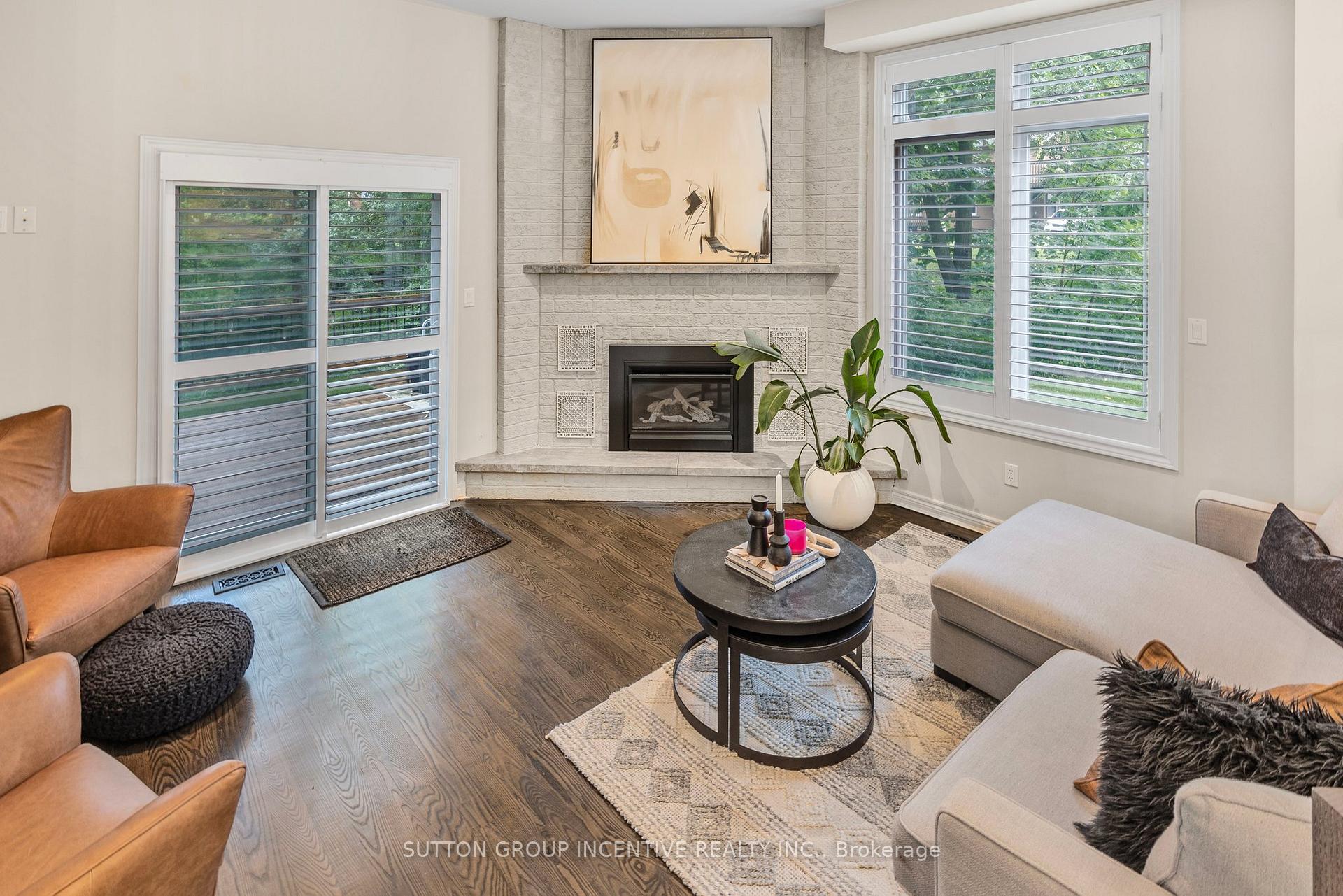 Photo 2 of 25 Silver Court, Hamilton, Waterdown — HOMEH