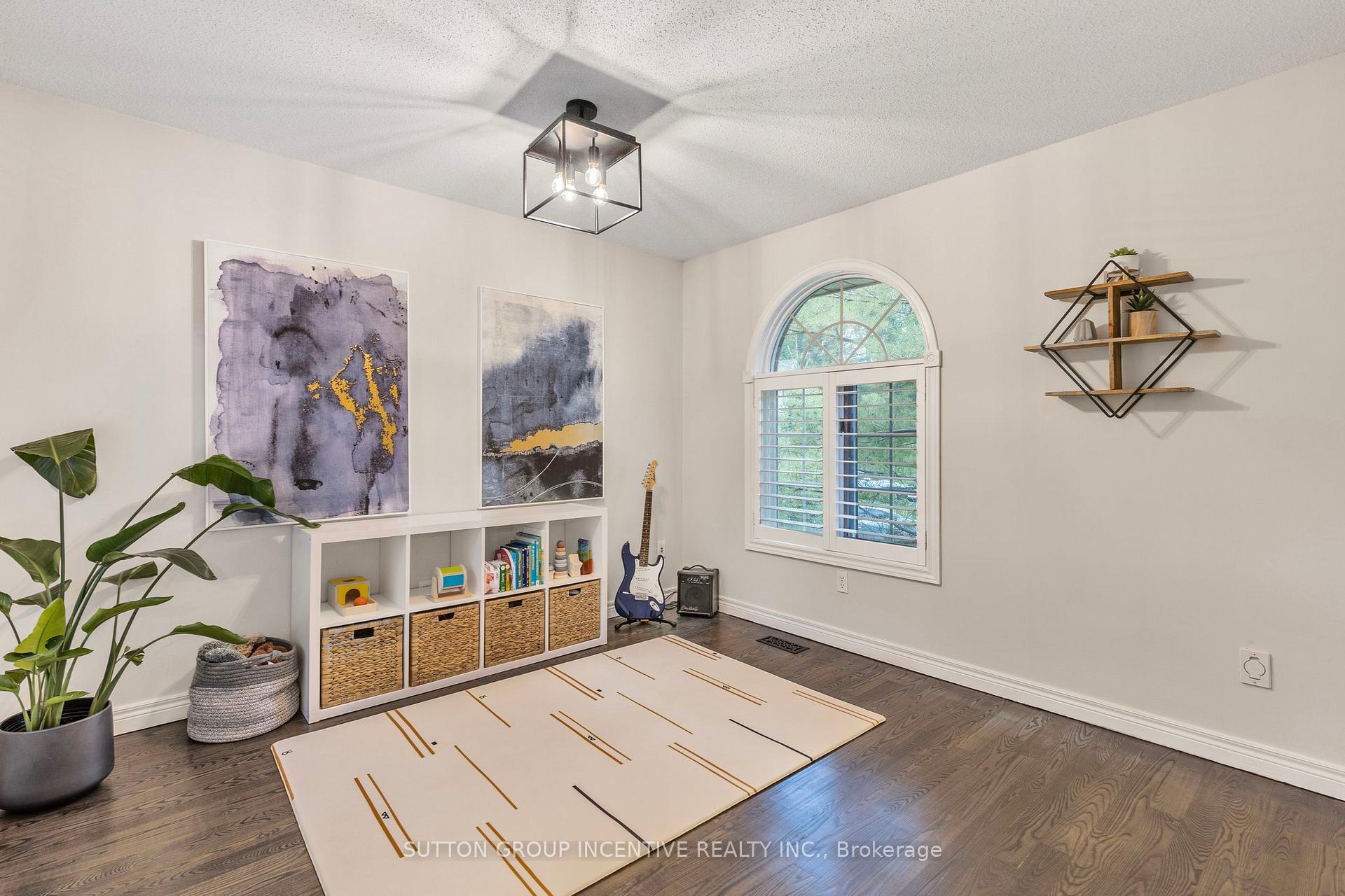 Photo 14 of 25 Silver Court, Hamilton, Waterdown — HOMEH
