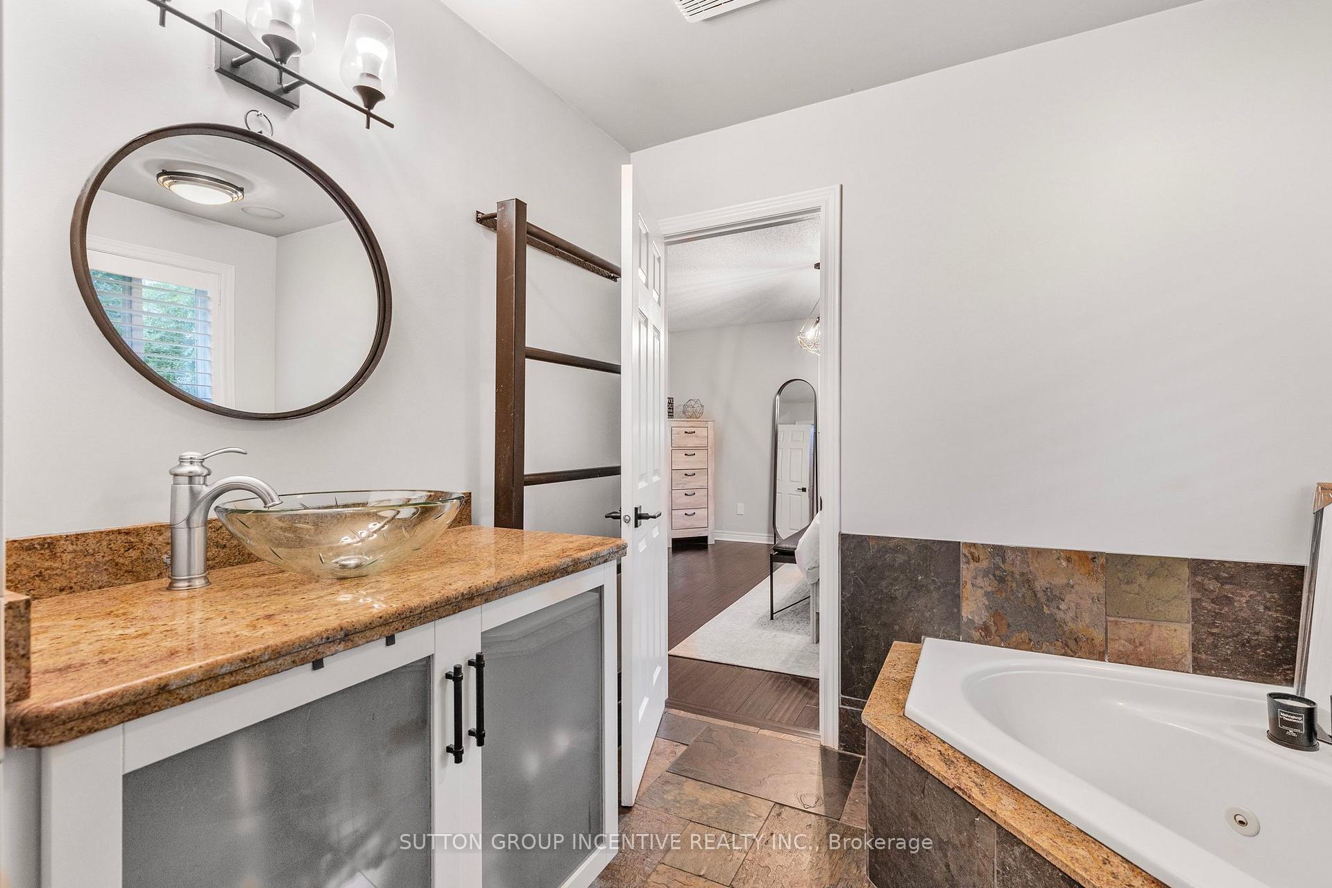 Photo 12 of 25 Silver Court, Hamilton, Waterdown — HOMEH