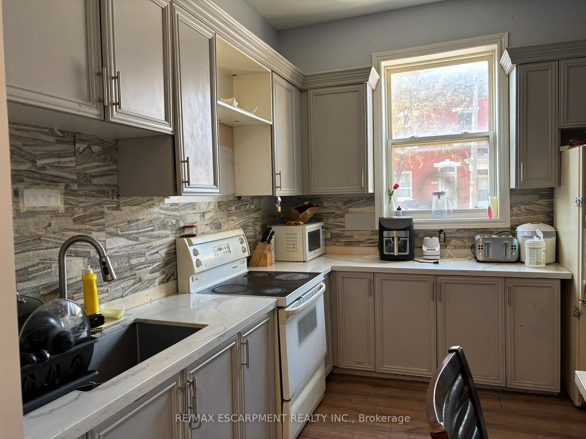 Photo 3 of 124 Cathcart Street, Hamilton, Beasley — HOMEH