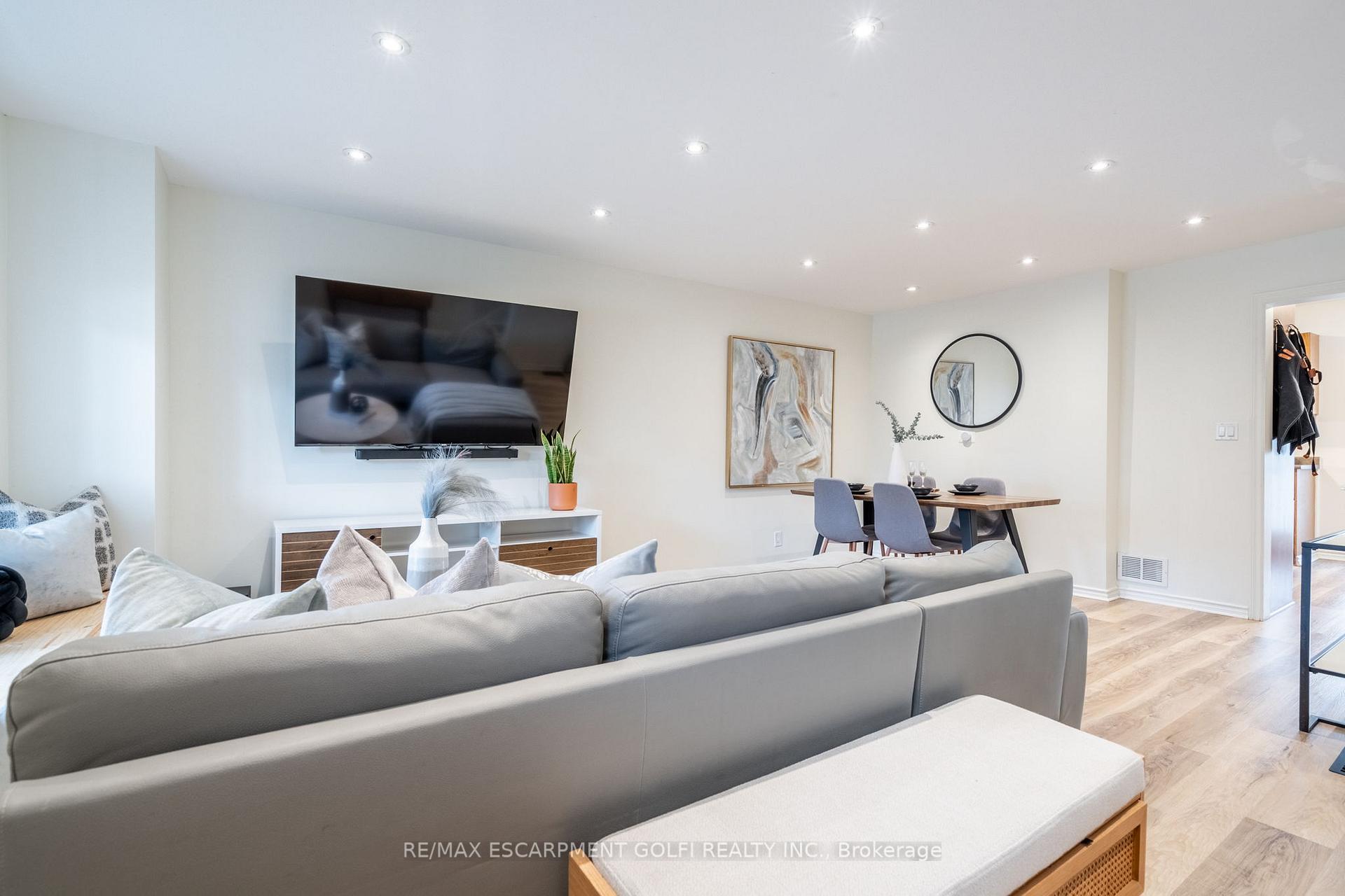 Photo 4 of 22 Bayfield Avenue, Hamilton, Crown Point — HOMEH