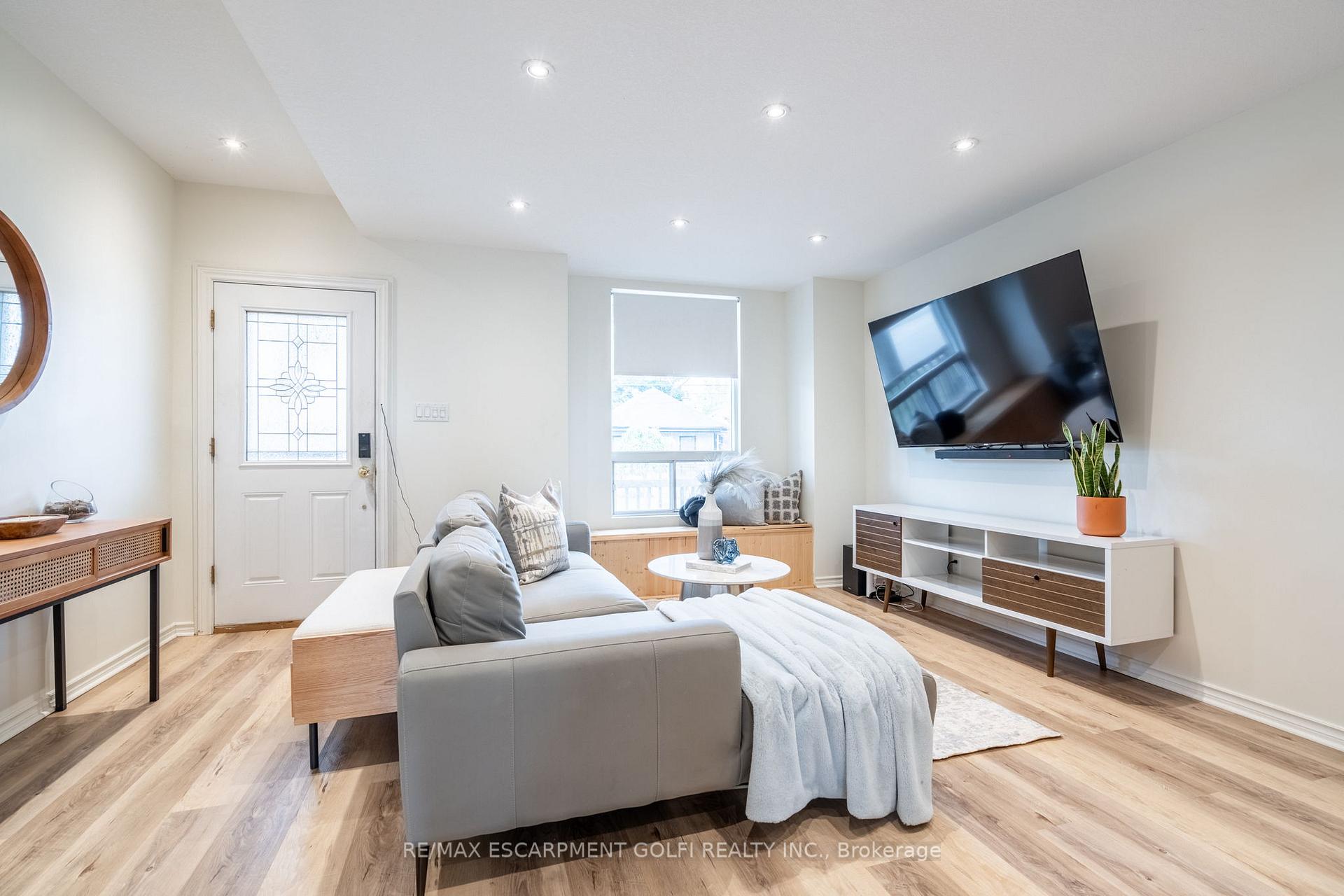 Photo 5 of 22 Bayfield Avenue, Hamilton, Crown Point — HOMEH