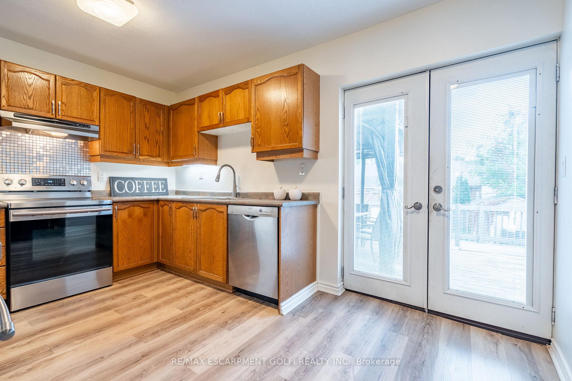 Photo 3 of 22 Bayfield Avenue, Hamilton, Crown Point — HOMEH