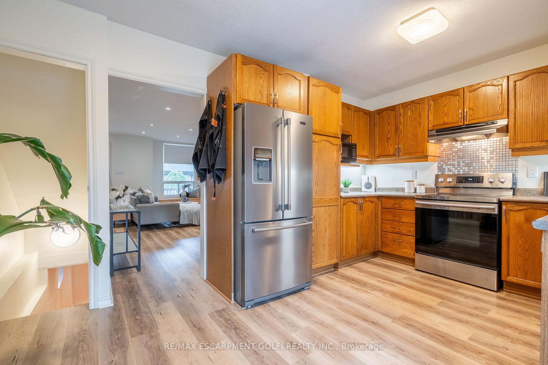 Photo 23 of 22 Bayfield Avenue, Hamilton, Crown Point — HOMEH