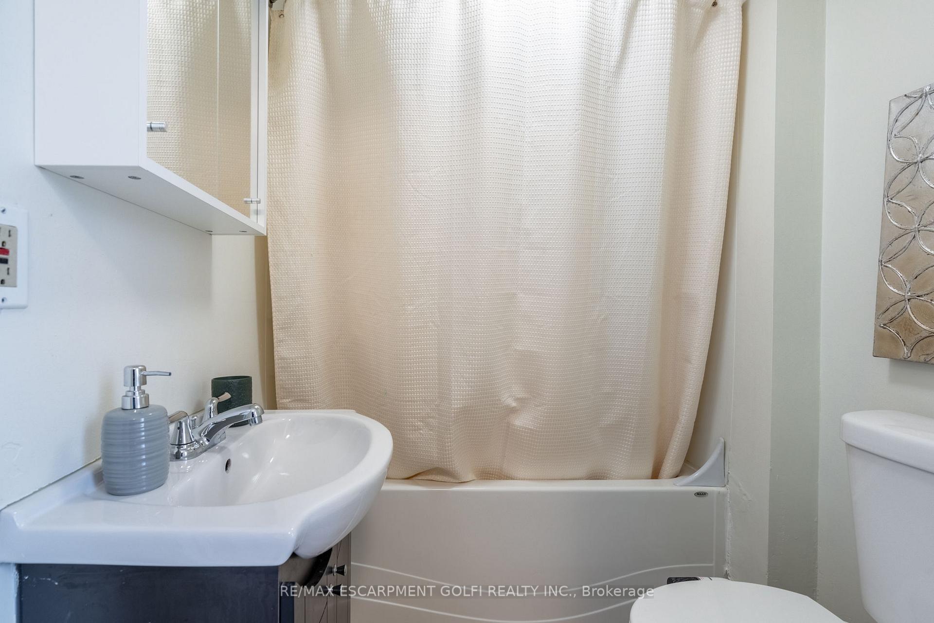 Photo 16 of 22 Bayfield Avenue, Hamilton, Crown Point — HOMEH