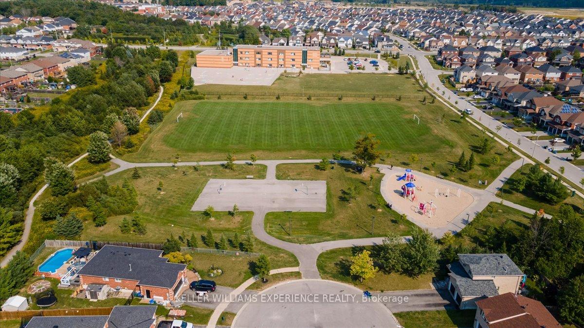 Photo 22 of 32 Majesty Boulevard, Barrie, Innis-Shore — HOMEH