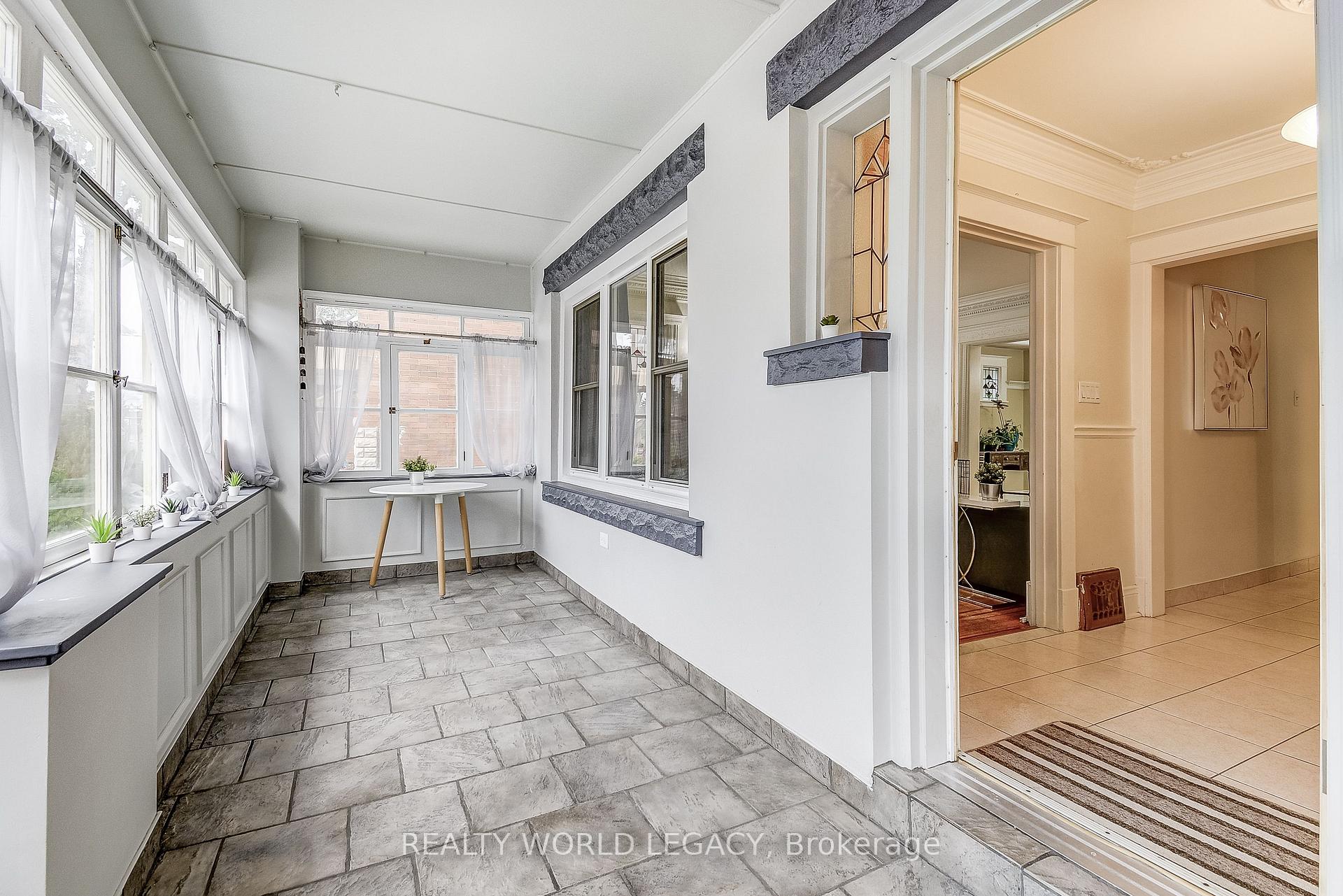 Photo 3 of 83 Graham Avenue S, Hamilton, Delta — HOMEH