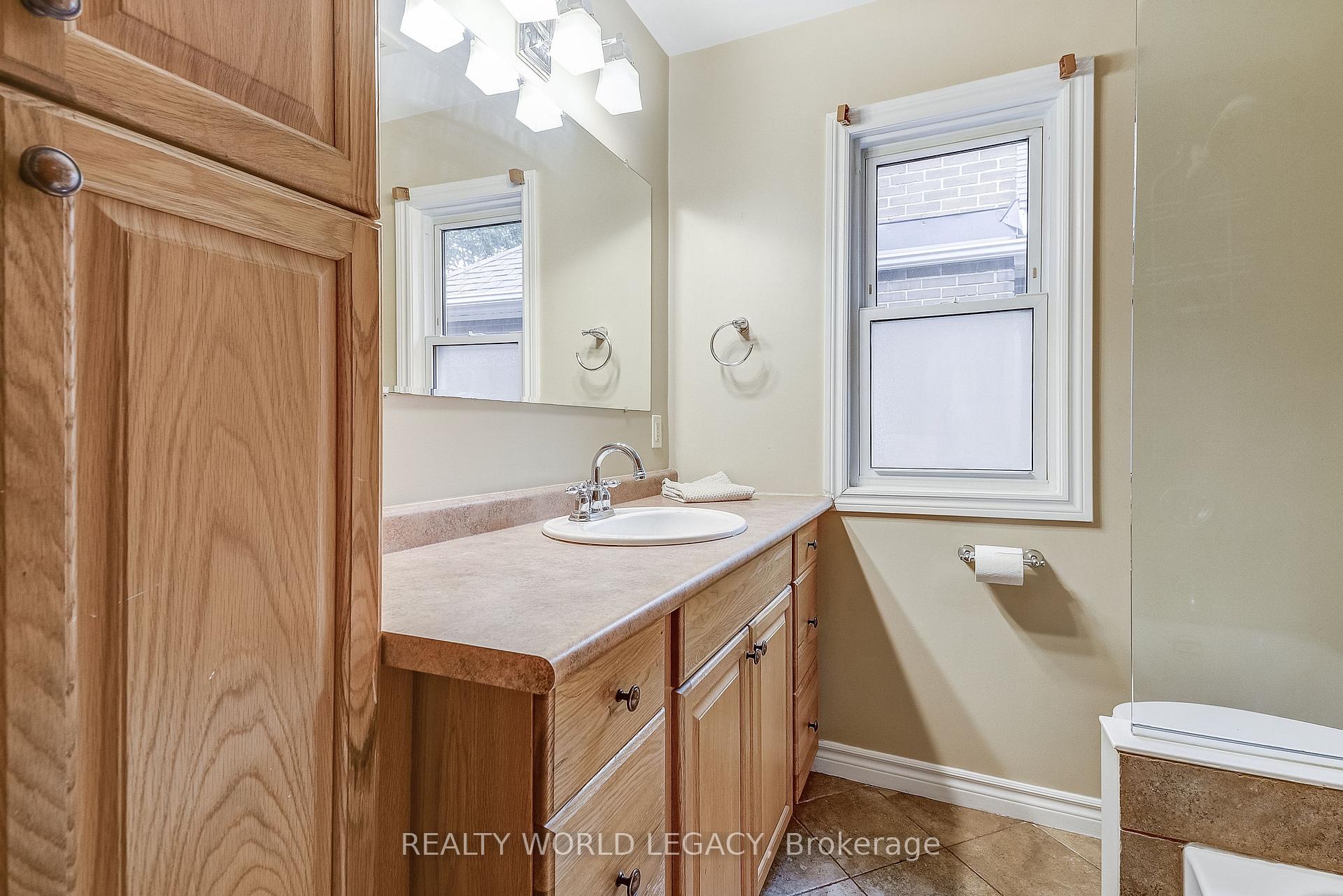 Photo 15 of 83 Graham Avenue S, Hamilton, Delta — HOMEH