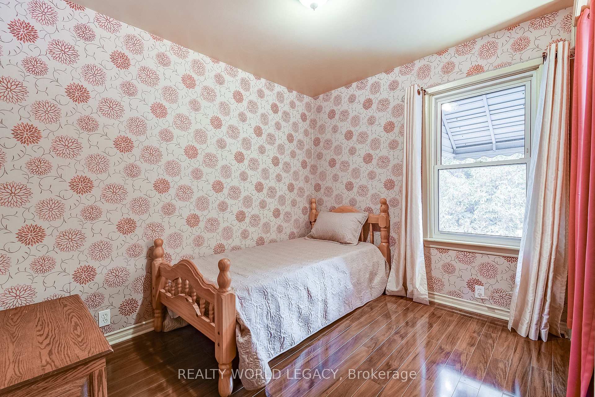 Photo 11 of 83 Graham Avenue S, Hamilton, Delta — HOMEH