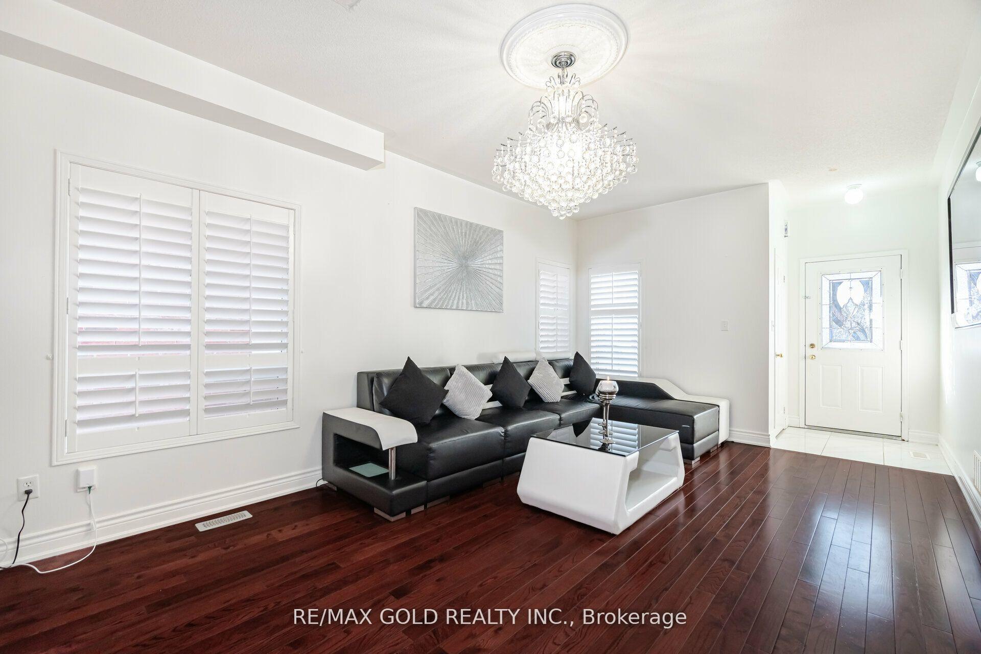 Photo 3 of 15 Commodore Drive, Brampton, Credit Valley — HOMEH
