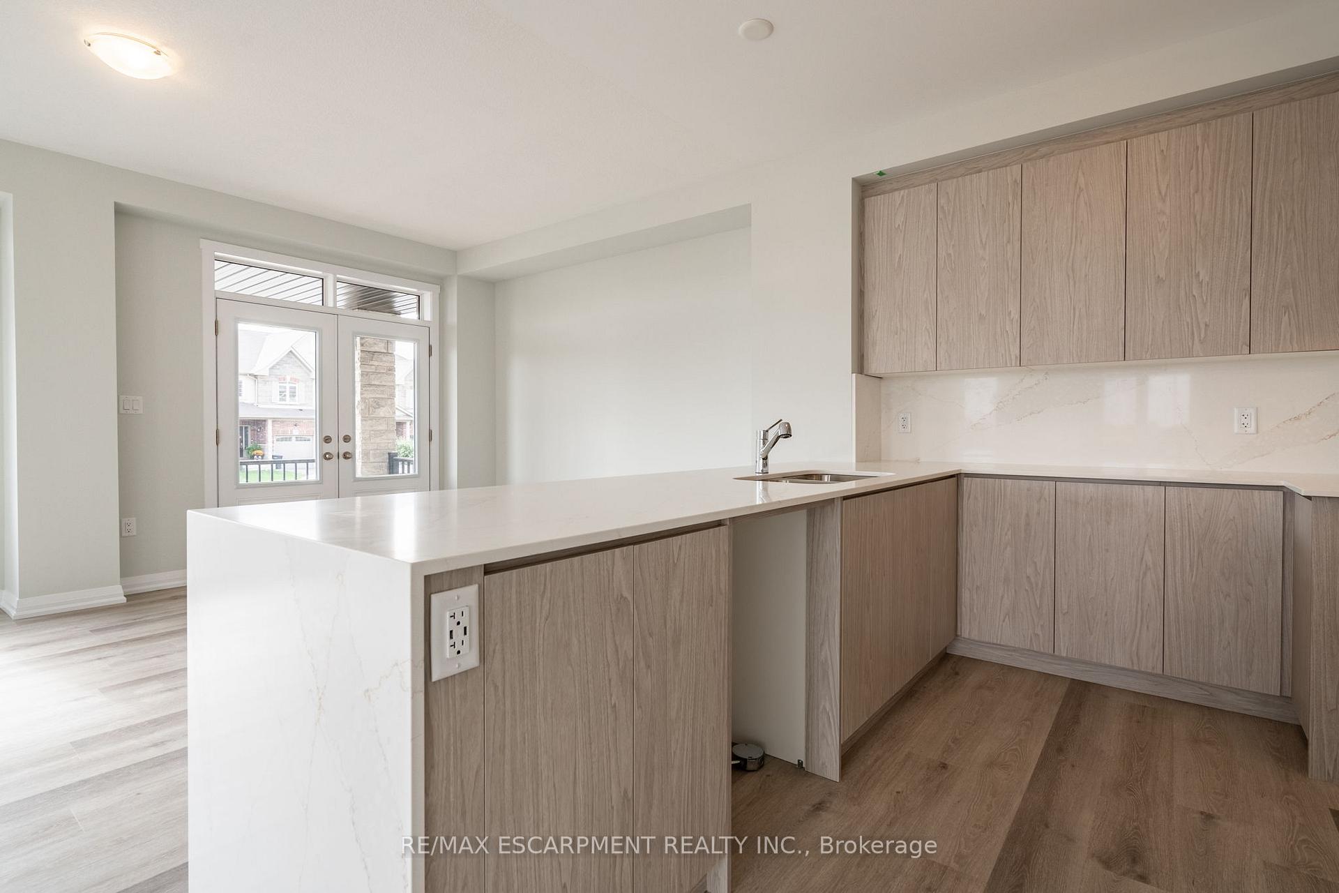Photo 4 of 126 Picardy Drive, Hamilton, Stoney Creek Mountain — HOMEH