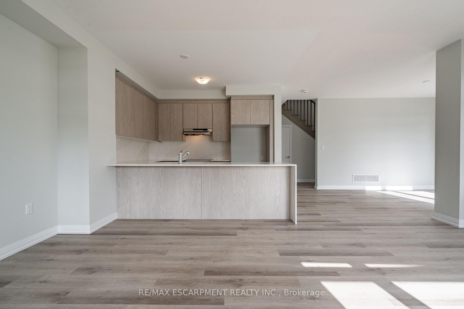 Photo 9 of 126 Picardy Drive, Hamilton, Stoney Creek Mountain — HOMEH