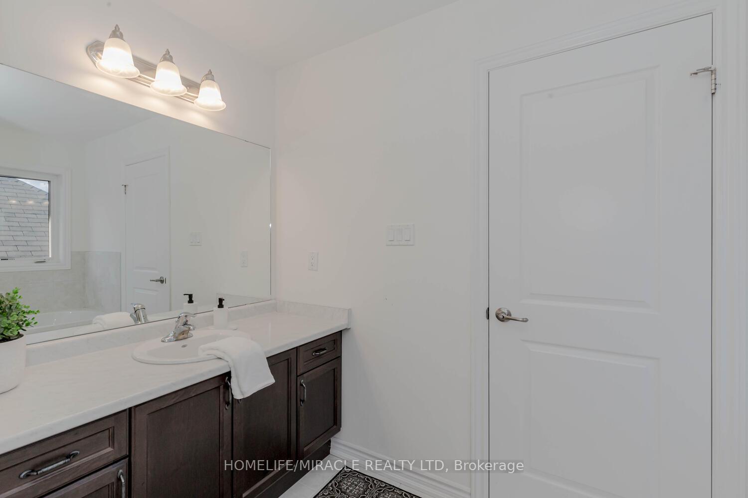 Photo 25 of 31 Hitchman Street, Brant, Paris — HOMEH