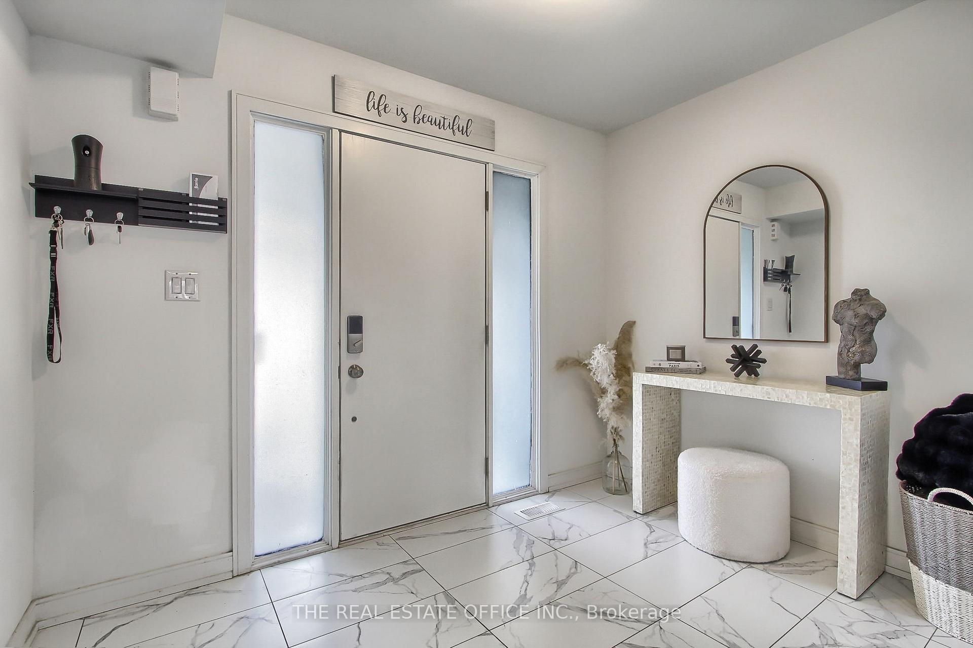 Photo 5 of 27 Blue Forest Crescent, Barrie, Innis-Shore — HOMEH