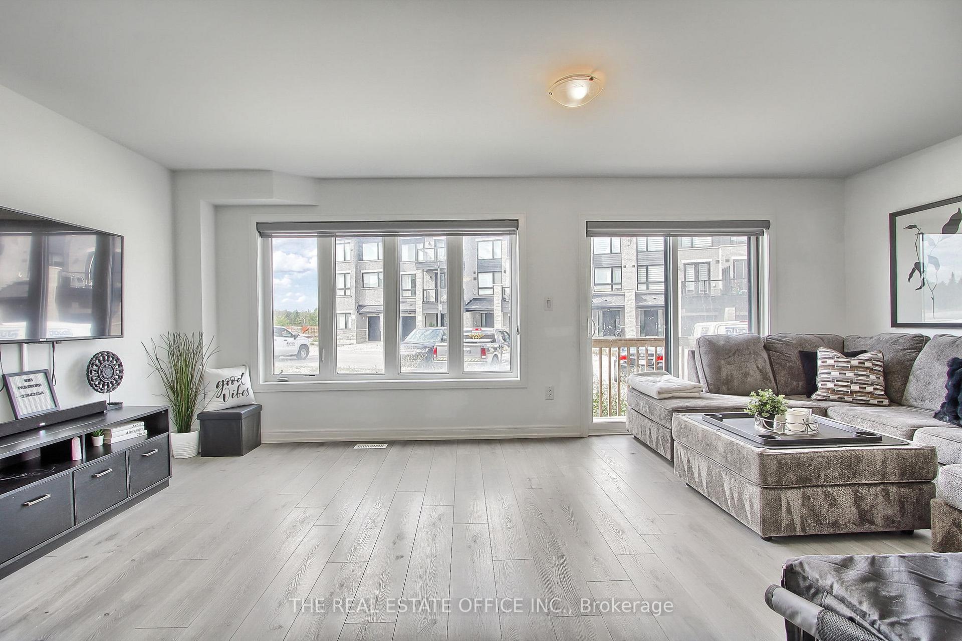 Photo 11 of 27 Blue Forest Crescent, Barrie, Innis-Shore — HOMEH