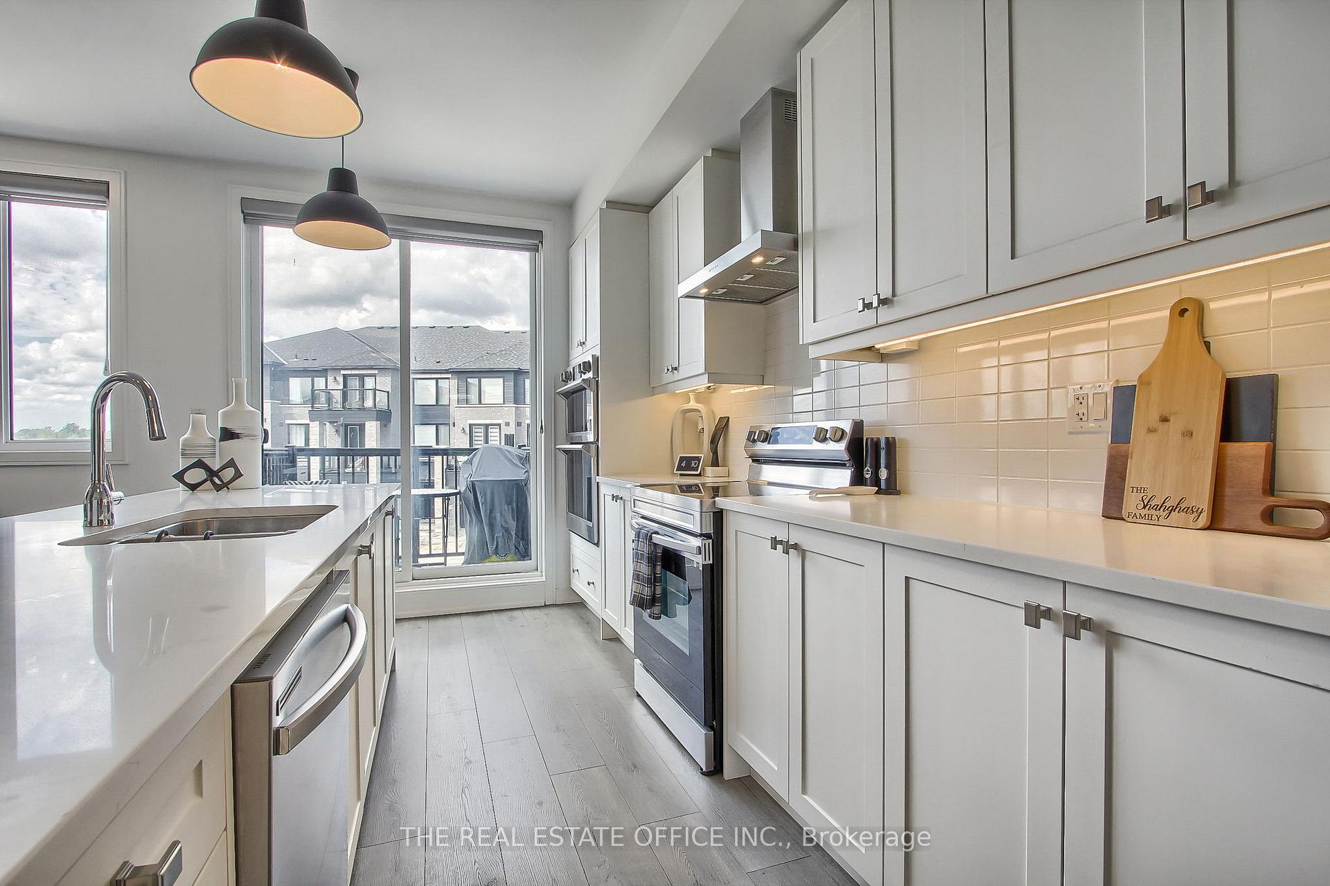 Photo 12 of 27 Blue Forest Crescent, Barrie, Innis-Shore — HOMEH