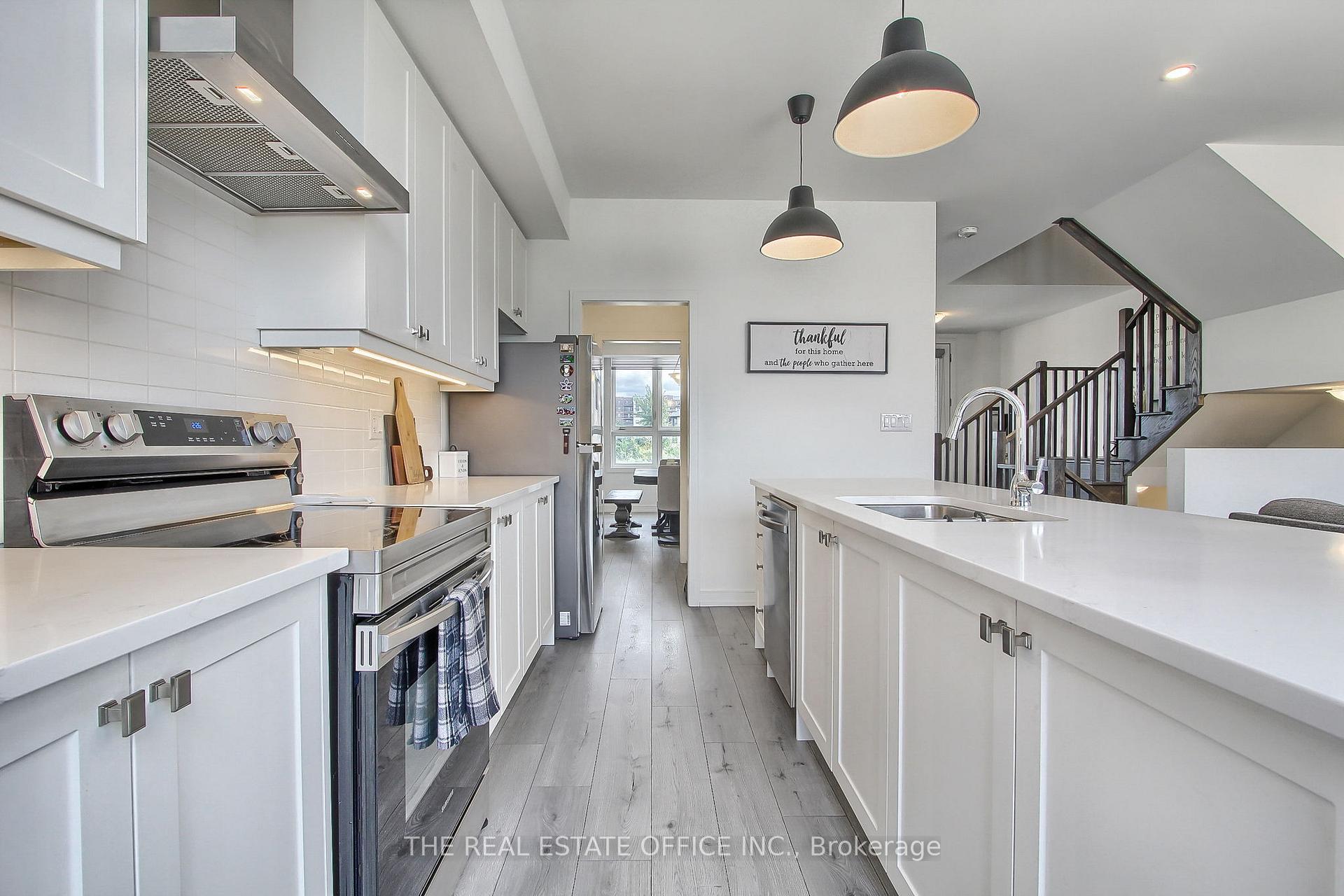 Photo 3 of 27 Blue Forest Crescent, Barrie, Innis-Shore — HOMEH